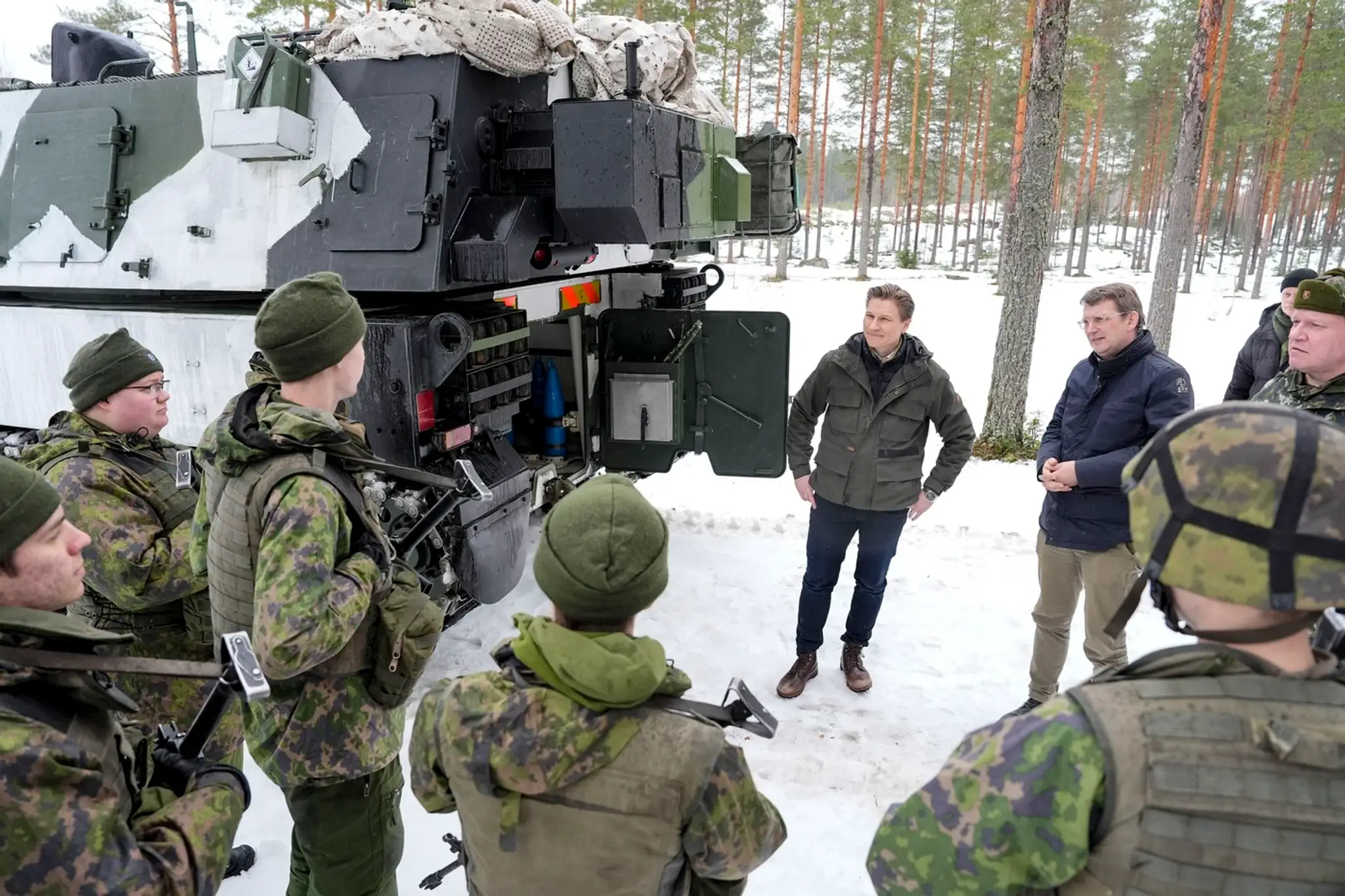 Dánsky minister obrany Troels Lund Poulsen sa prihovára fínskym vojakom, ktorí strážia hranice NATO.
