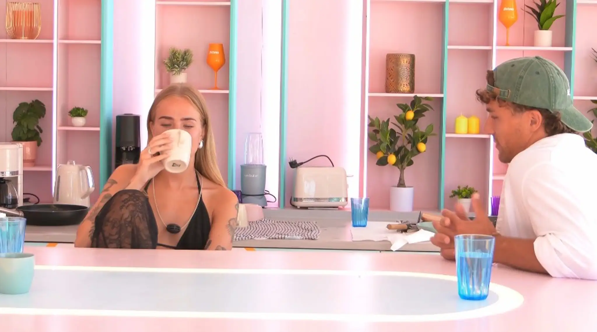 Michelle žiarli na Kláru.