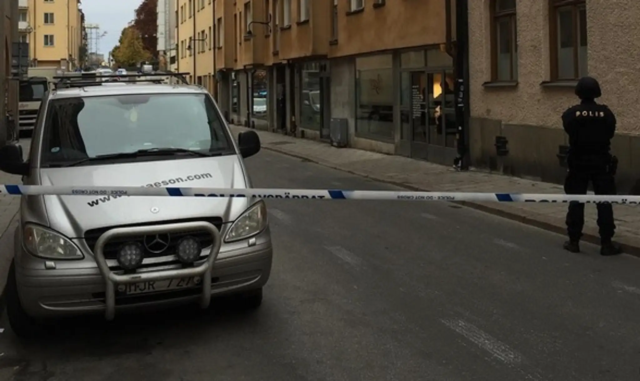 Policajti sú na mieste a cesty sú zablokované
