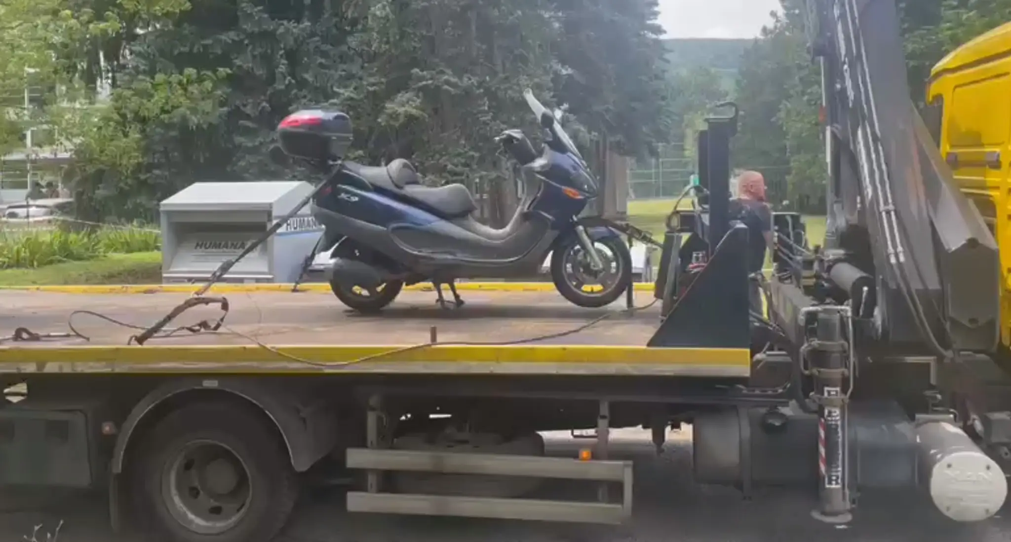 Skúter, ktorý zrejme patrí žiakovi, ktorý podpálil školu.
