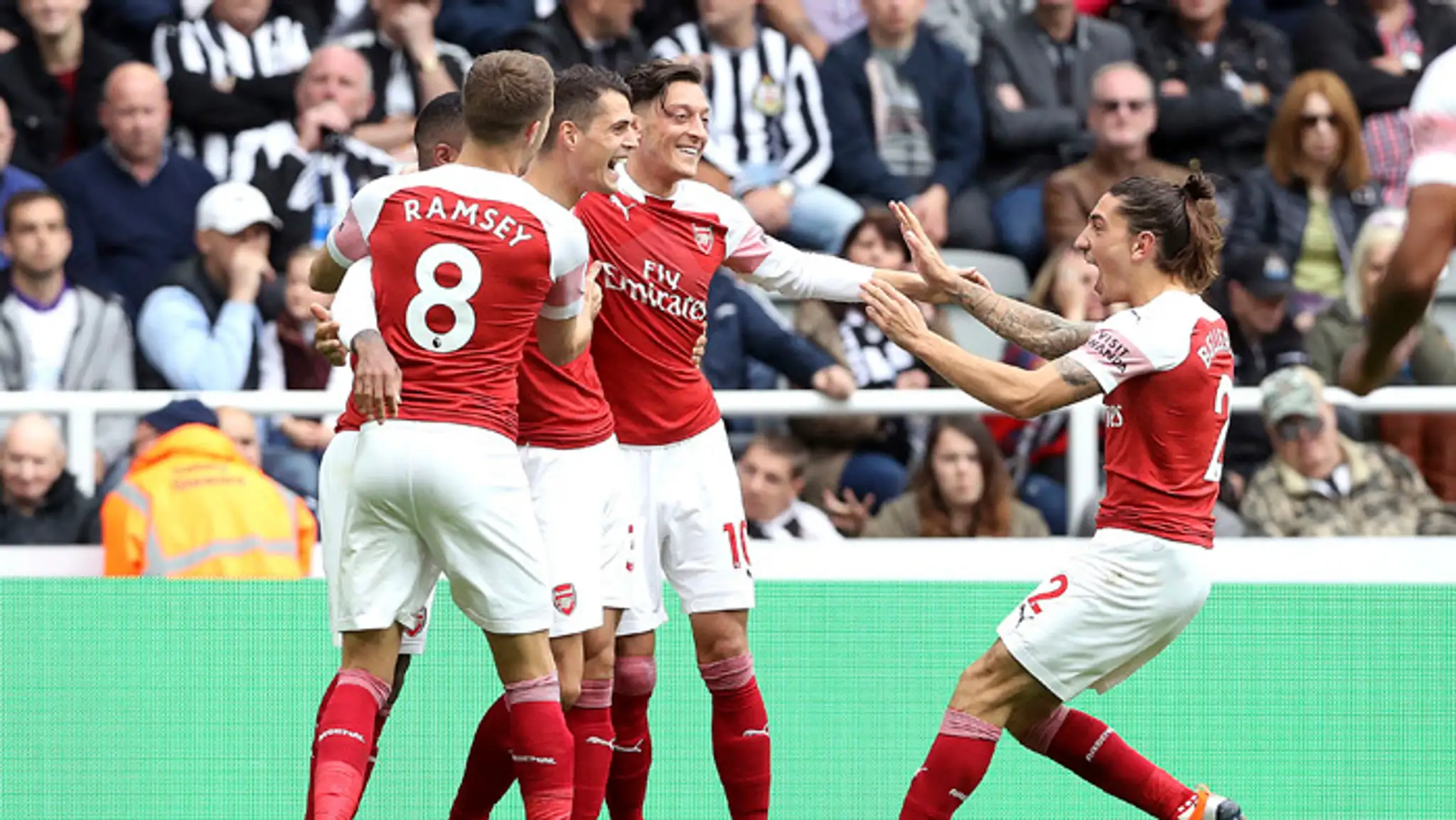 Hráč Arsenalu Granit Xhaka (tretí zľava) oslavuje gól v novej sezóne Premier League.