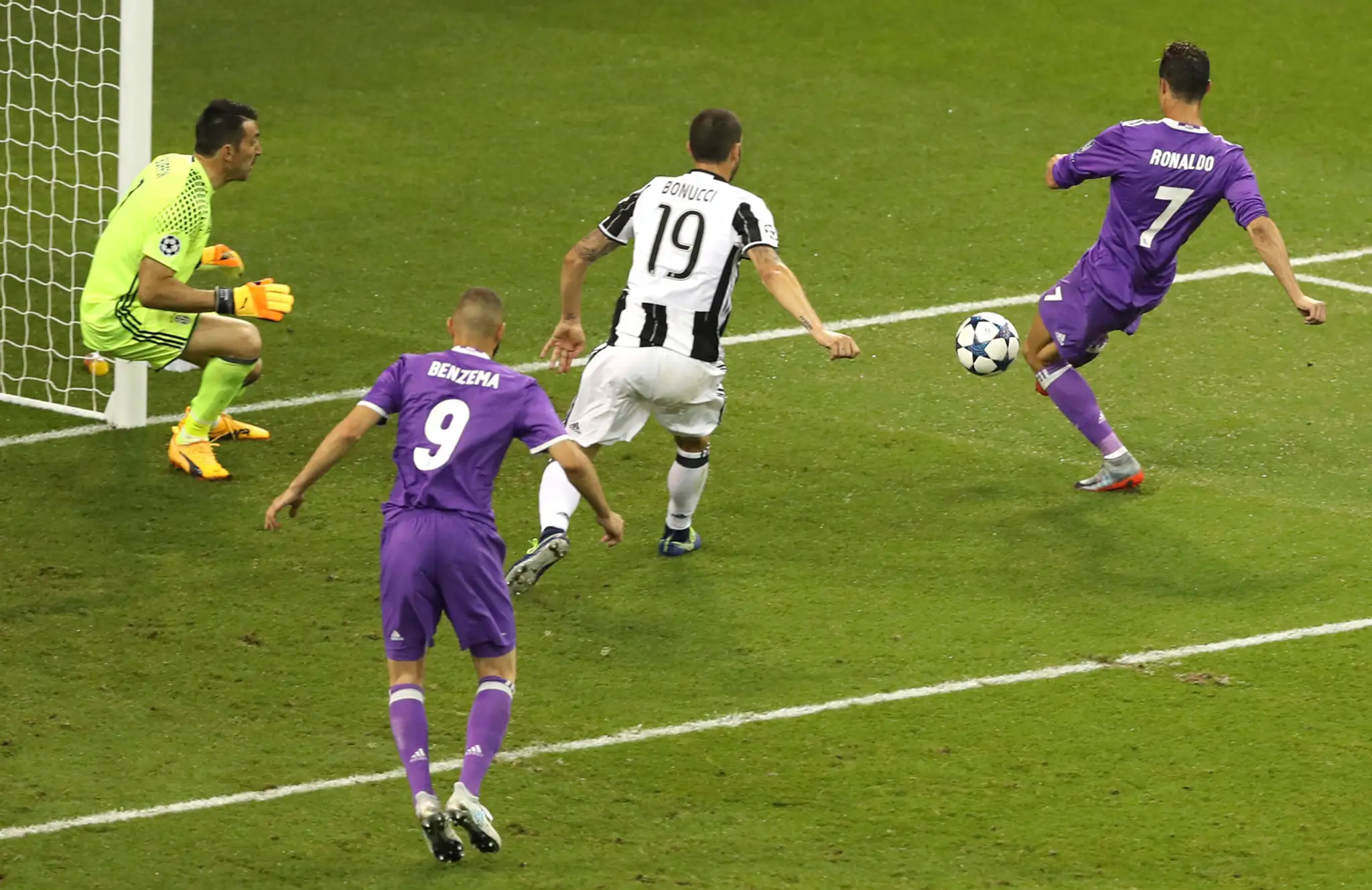 Ronaldo strieľa svoj druh gól.