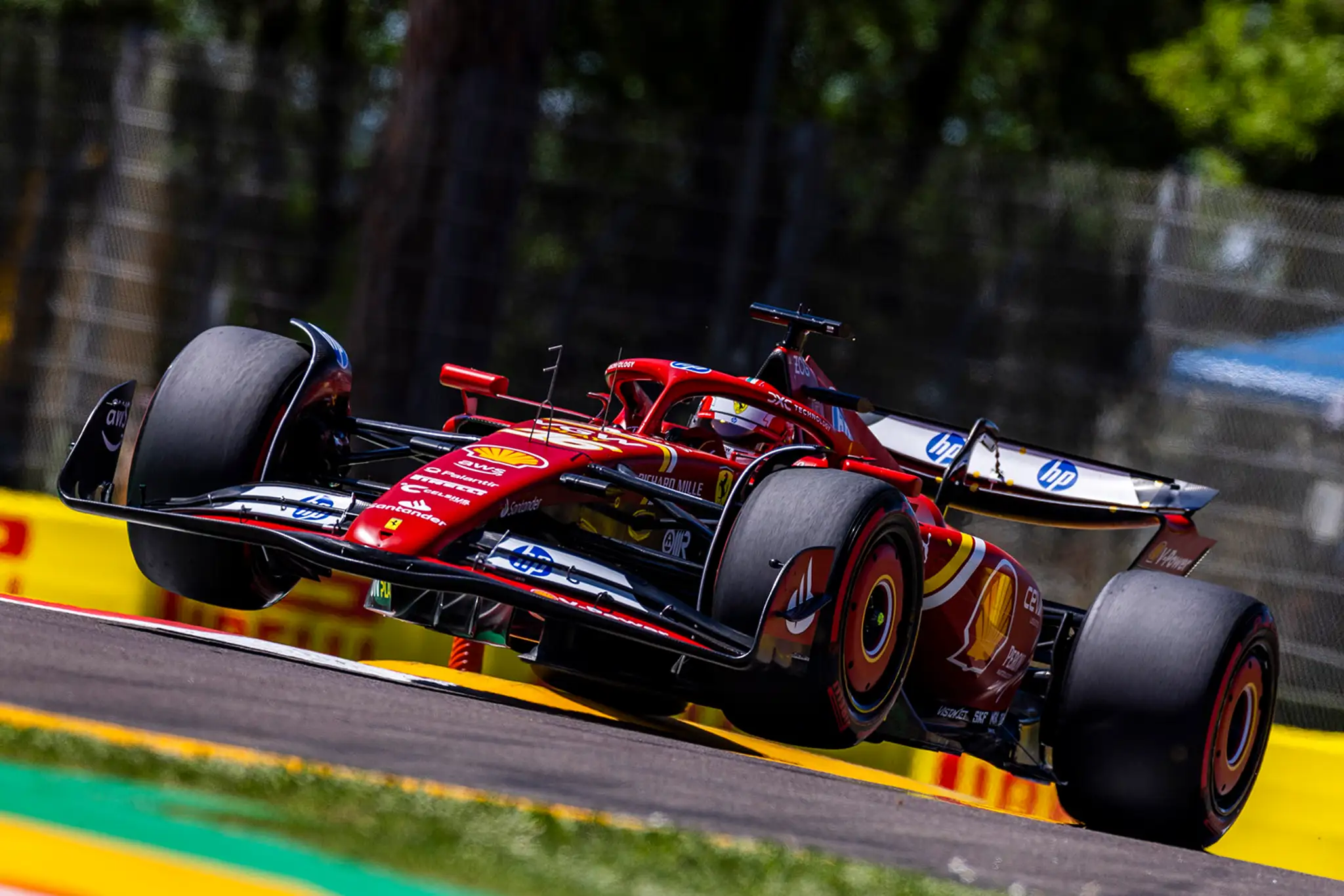 Charles Leclerc (Ferrari) skáče so svojím monopostom cez vysoké obrubníky hornej šikany na romantickom a klasickom okruhu v talianskej Imole.