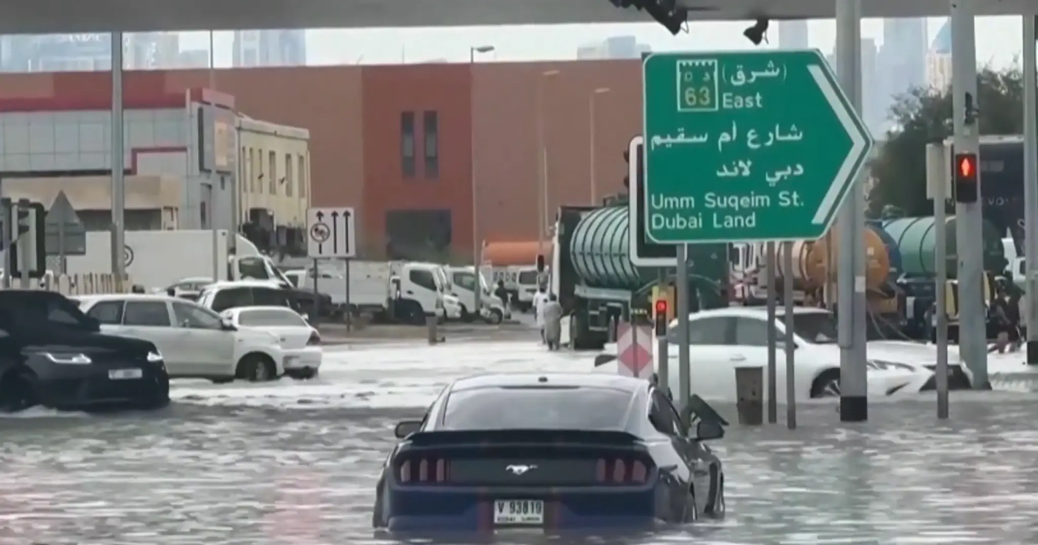 Na snímke zaplavené cesty v Dubaji, ktoré sužujú búrky.