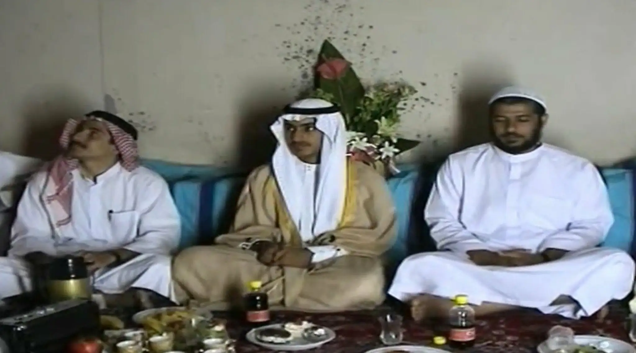 Na snímke v strede Hamza bin Ládin, syn Usámu bin Ládina.