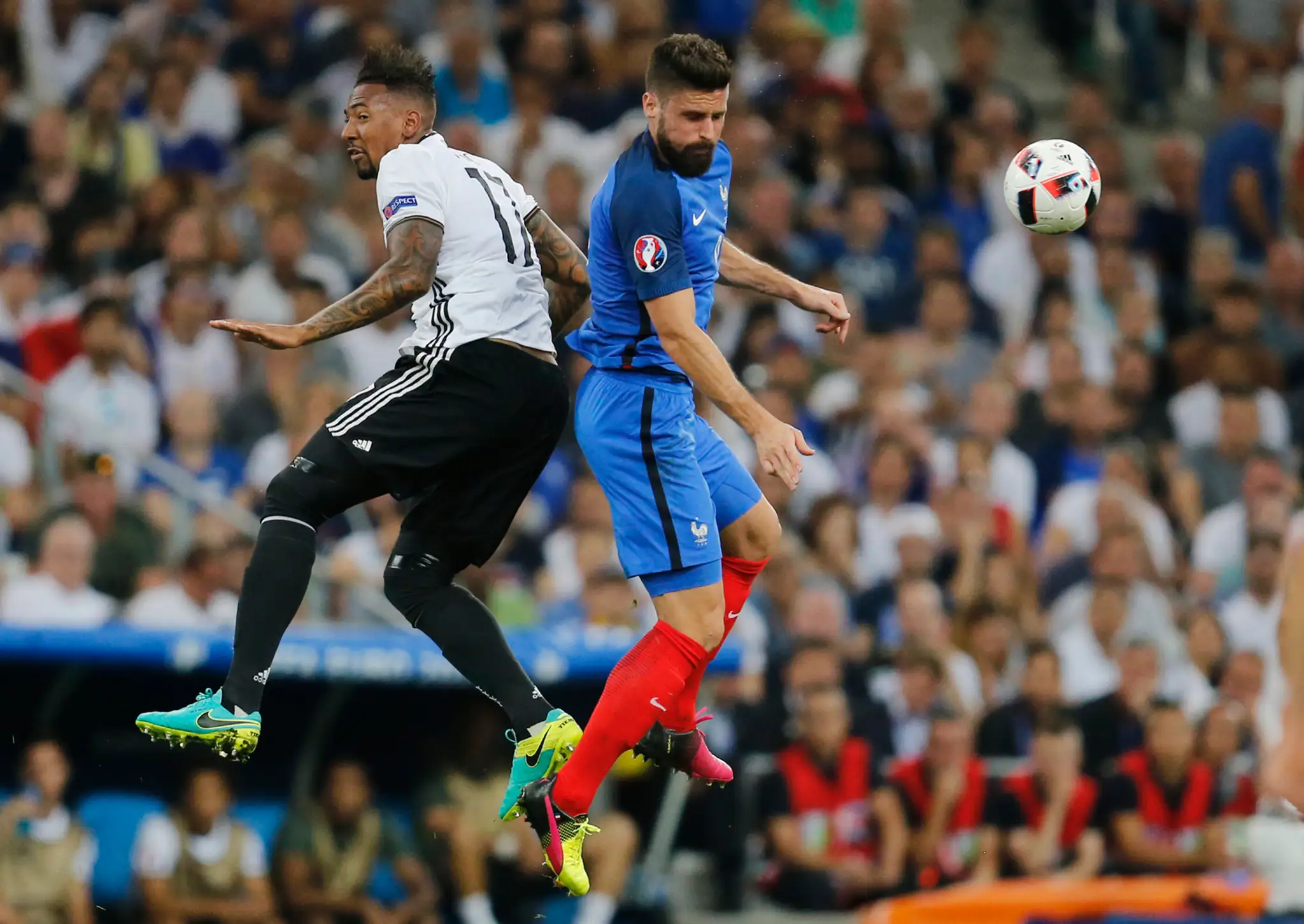 V hlavičkovom súboji Nemec Jerome Boateng (vľavo) a Francúz Olivier Giroud v semifinále ME.