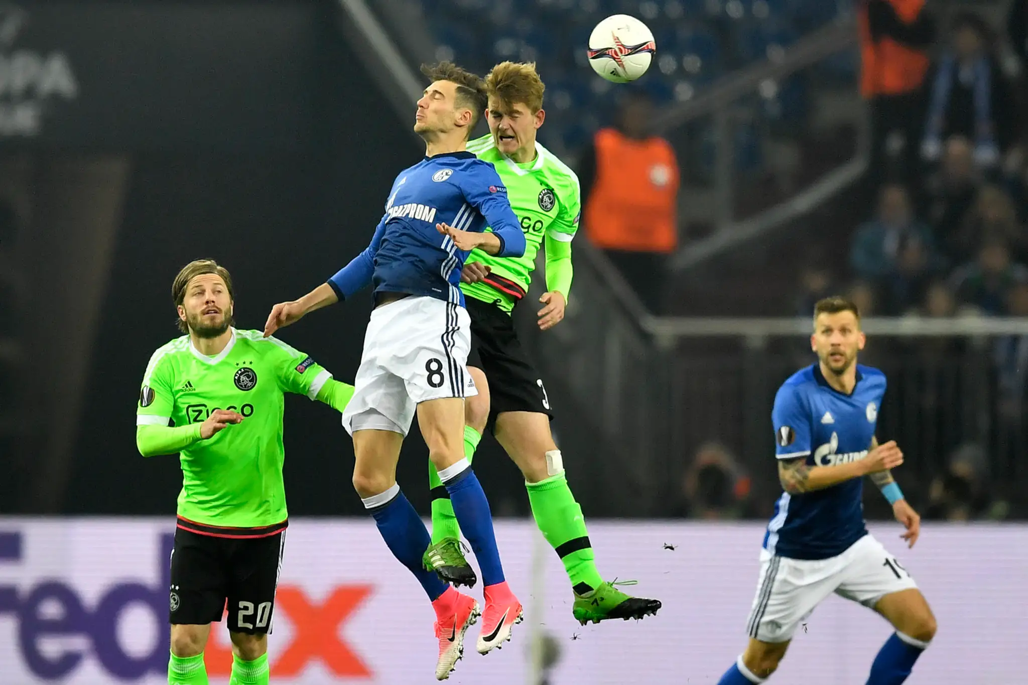 Leon Goretzka zo Schalke (v modrom) a Joel Veltman z Ajaxu hlavičkujú v odvete štvrťfinále EL.