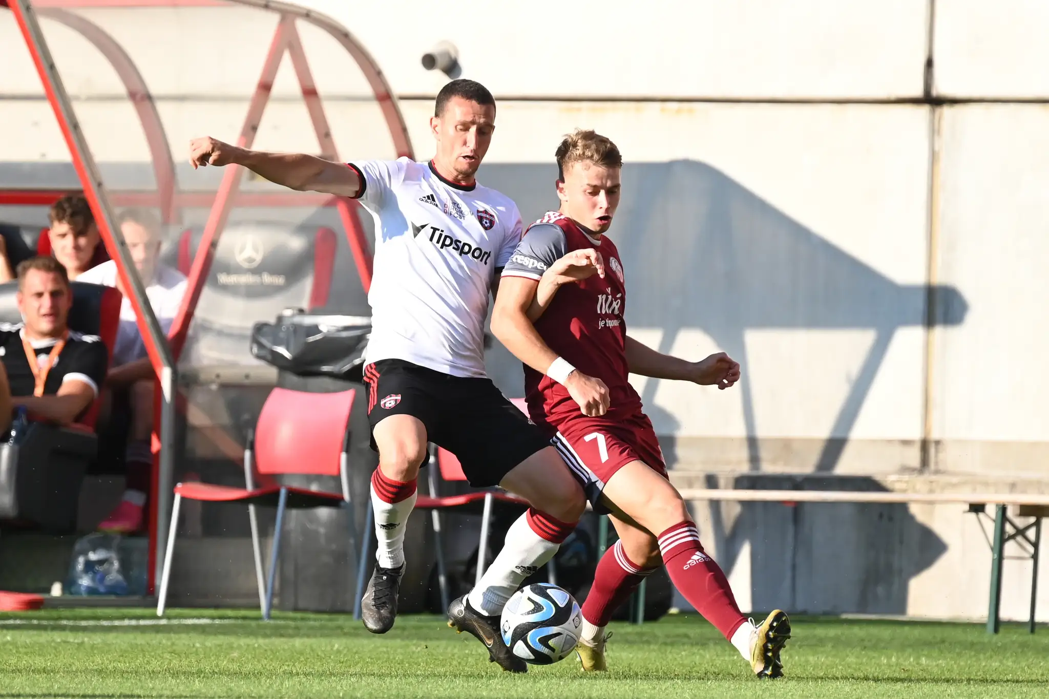 Vľavo hráč Trnavy Samuel Štefánik a hráč Podbrezovej Roland Galčík počas zápasu 4. kola Niké ligy.