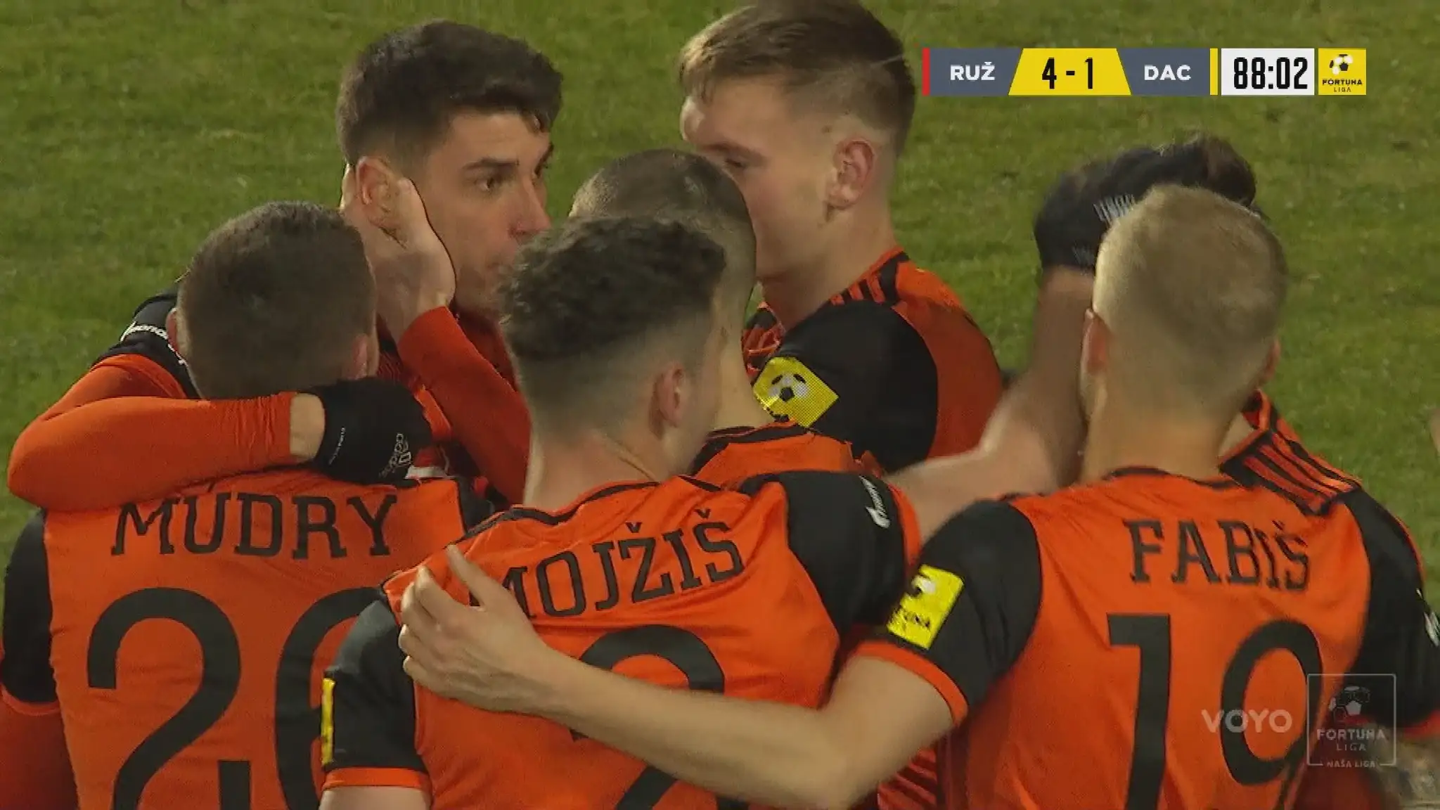 Ružomberčania oslavujú strelený gól.