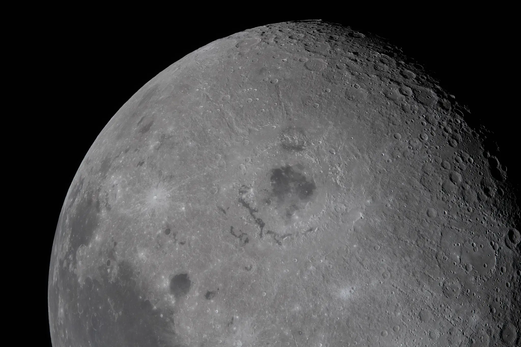 Na tomto obrázku, ktorý poskytla NASA, posádka Artemis II zachytila ​​snímku Orientale panvy, okrúhleho krátera s čiernou škvrnou v strede, na Mesiaci počas preletu okolo Mesiaca.
