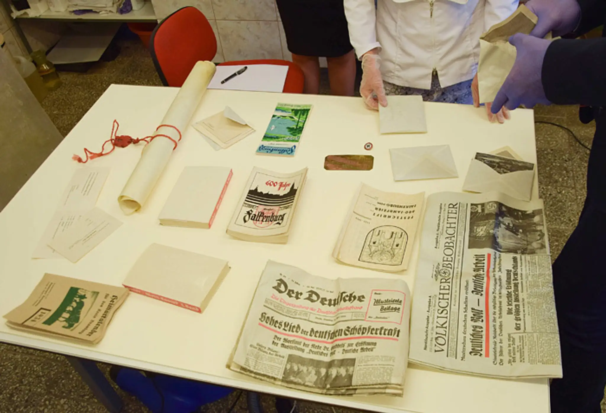 Obsah medenej nádoby, ktorú v roku 1934 ukryli do základov nacistického výcvikového strediska. 