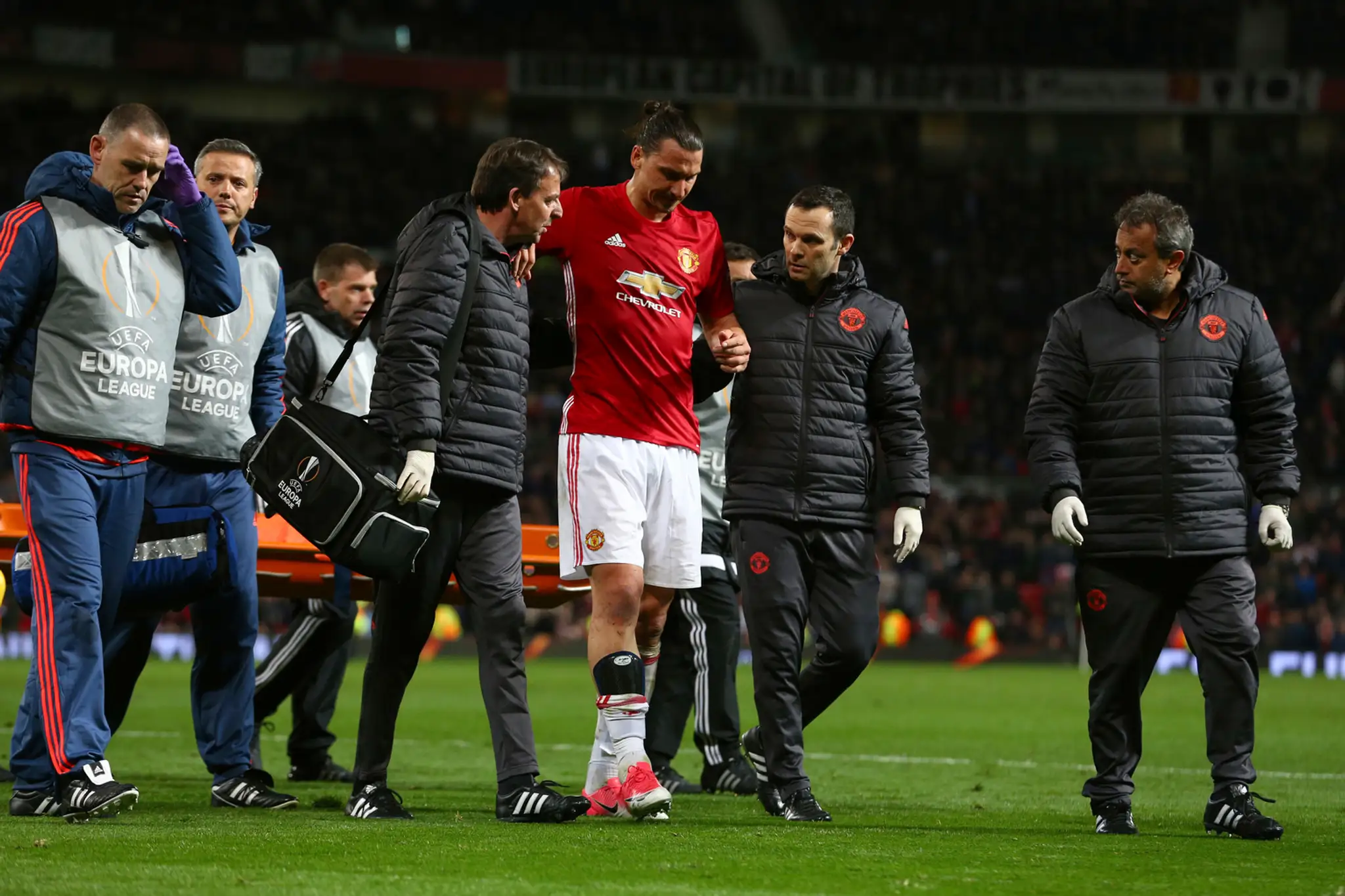 Zranený Zlatan Ibrahimovič z ManUtd opúšťa trávnik v odvete štvrťfinále EL proti Anderlechtu.
