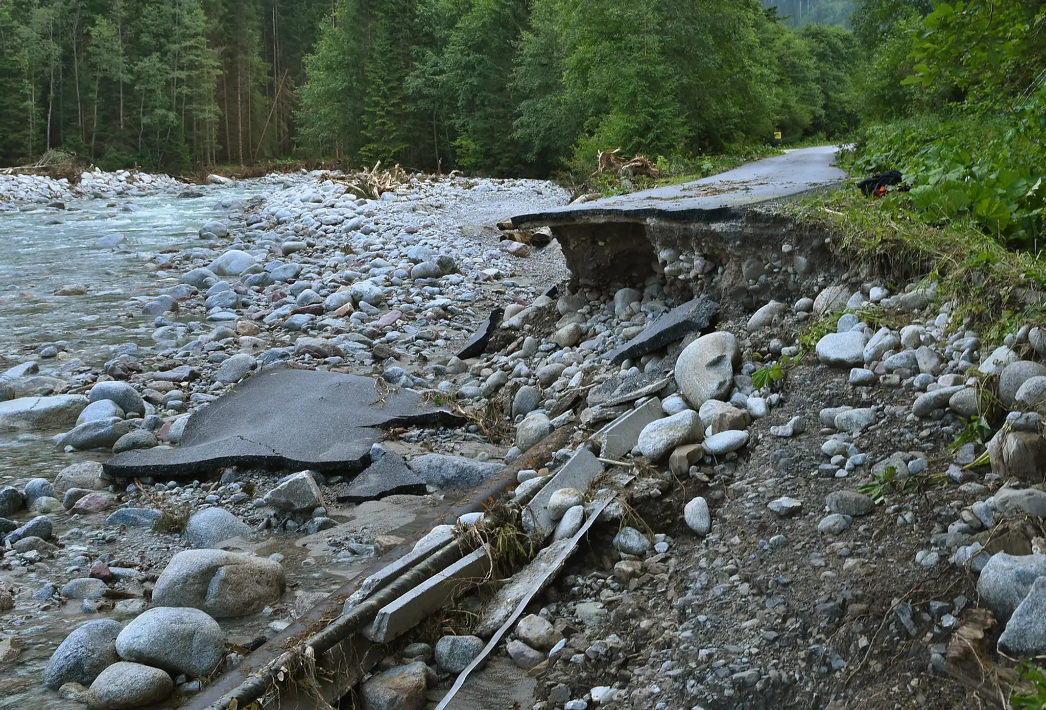 Zničená cesta po povodni na riečke Javorinka v Javorovej doline vo Vysokých Tatrách.