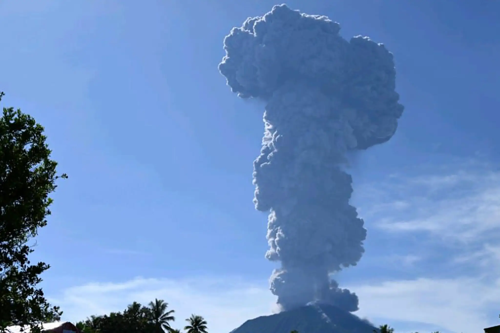 Hora Ibu chrlí do vzduchu vulkanické materiály počas erupcie v západnej Halmahere.