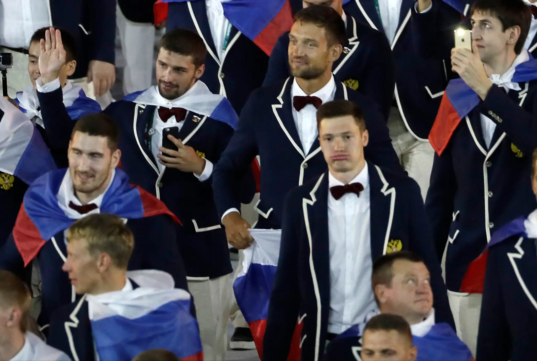 Členovia ruskej výpravy počas otváracieho ceremoniálu na OH v Riu.