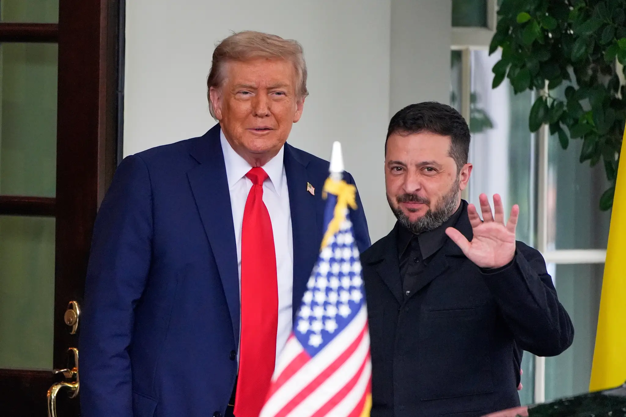  Na archívnej snímke z 18. augusta 2025 prezident USA Donald Trump (vľavo) a prezident Ukrajiny Volodymyr Zelenskyj sa vítajú pred ich stretnutím vo Washingtone.