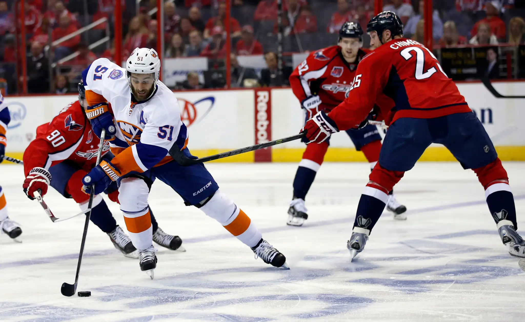 Dán Frans Nielsen (51) sa prediera k bráne Capitals v rozhodujúcom zápase prvého kola play-off.