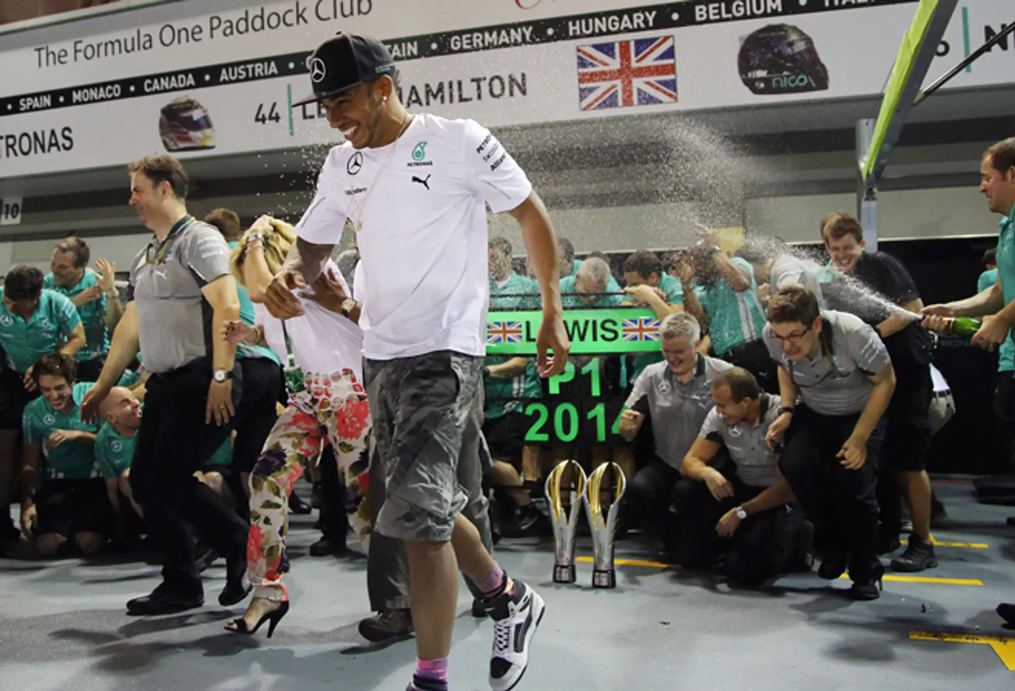 Lewis Hamilton oslavuje víťazstvo v Singapure.