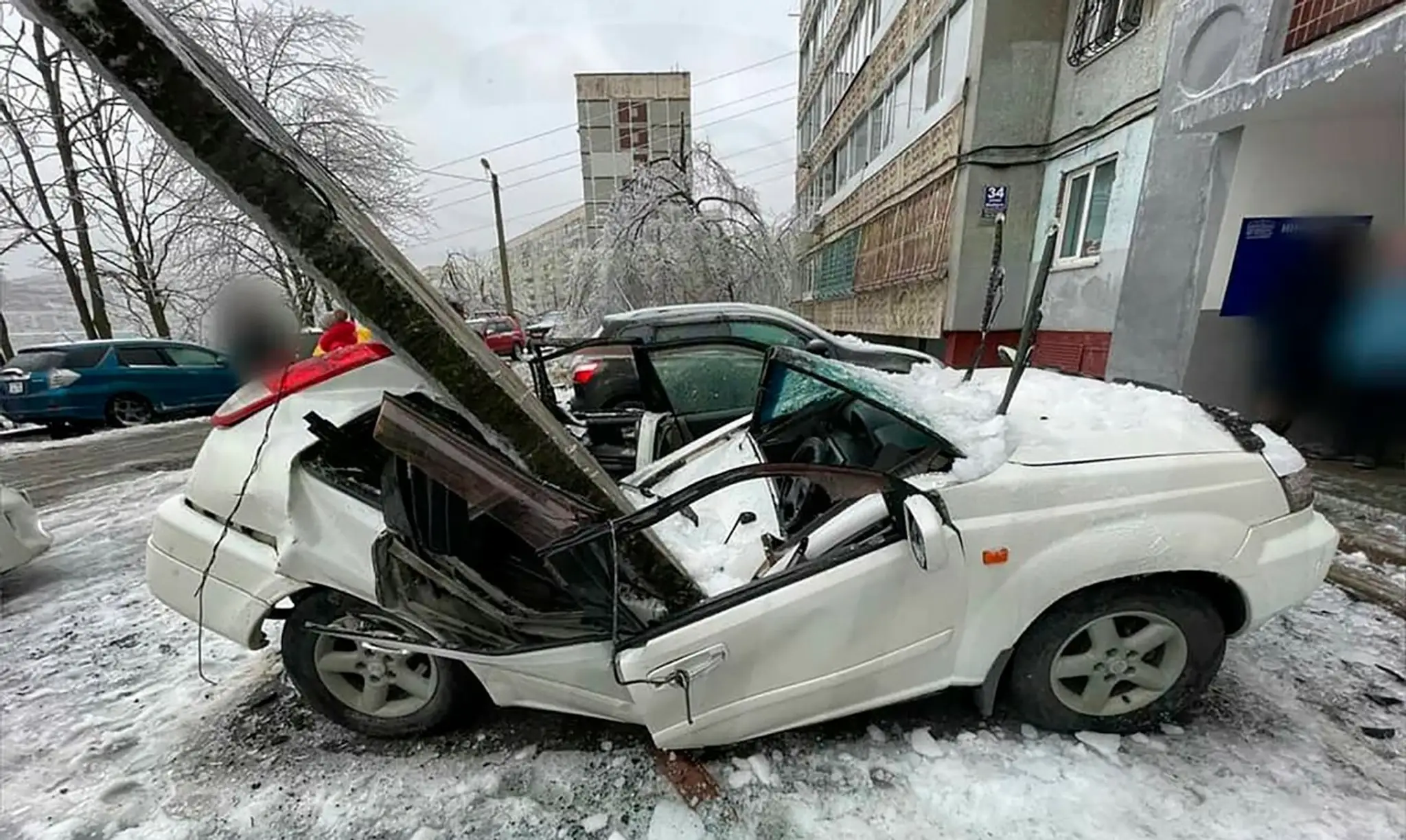 Zamrznutá dopravná značka vo Vladivostoku po mrznúcom daždi.