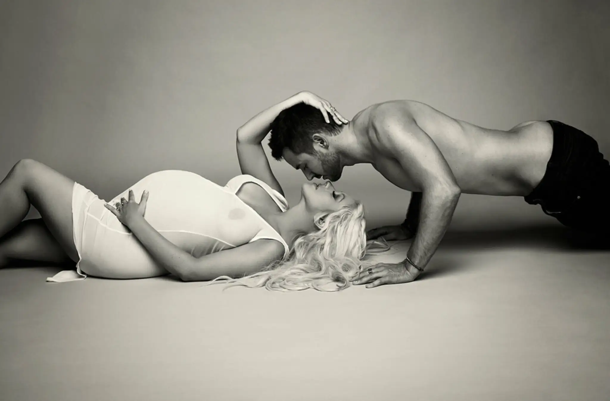 christina-aguilera-nude-pregnant-v-photo-2.jpg