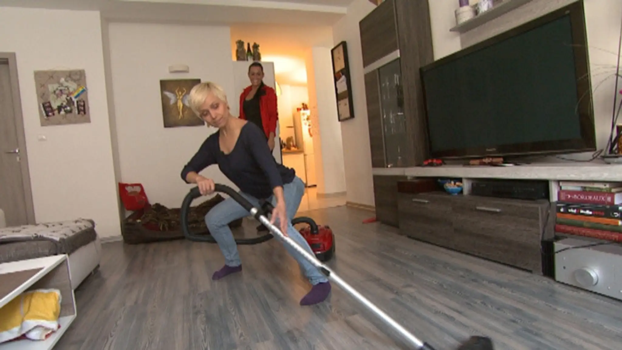 Júlia Horváthová počas cvičenia "s vysávačom".