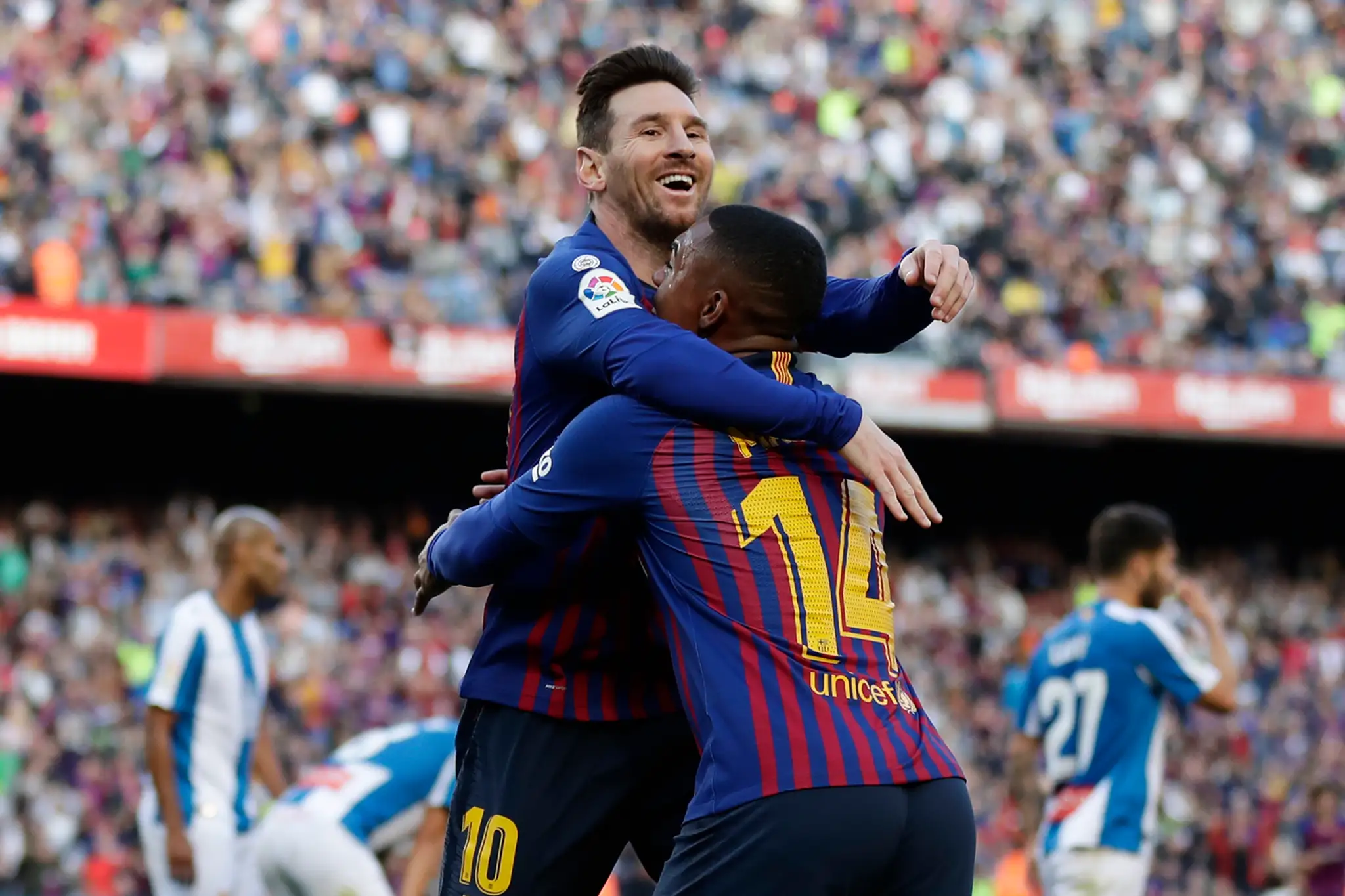 Paco Alcácer z Dortmundu oslavuje gól proti Wolfsburgu.