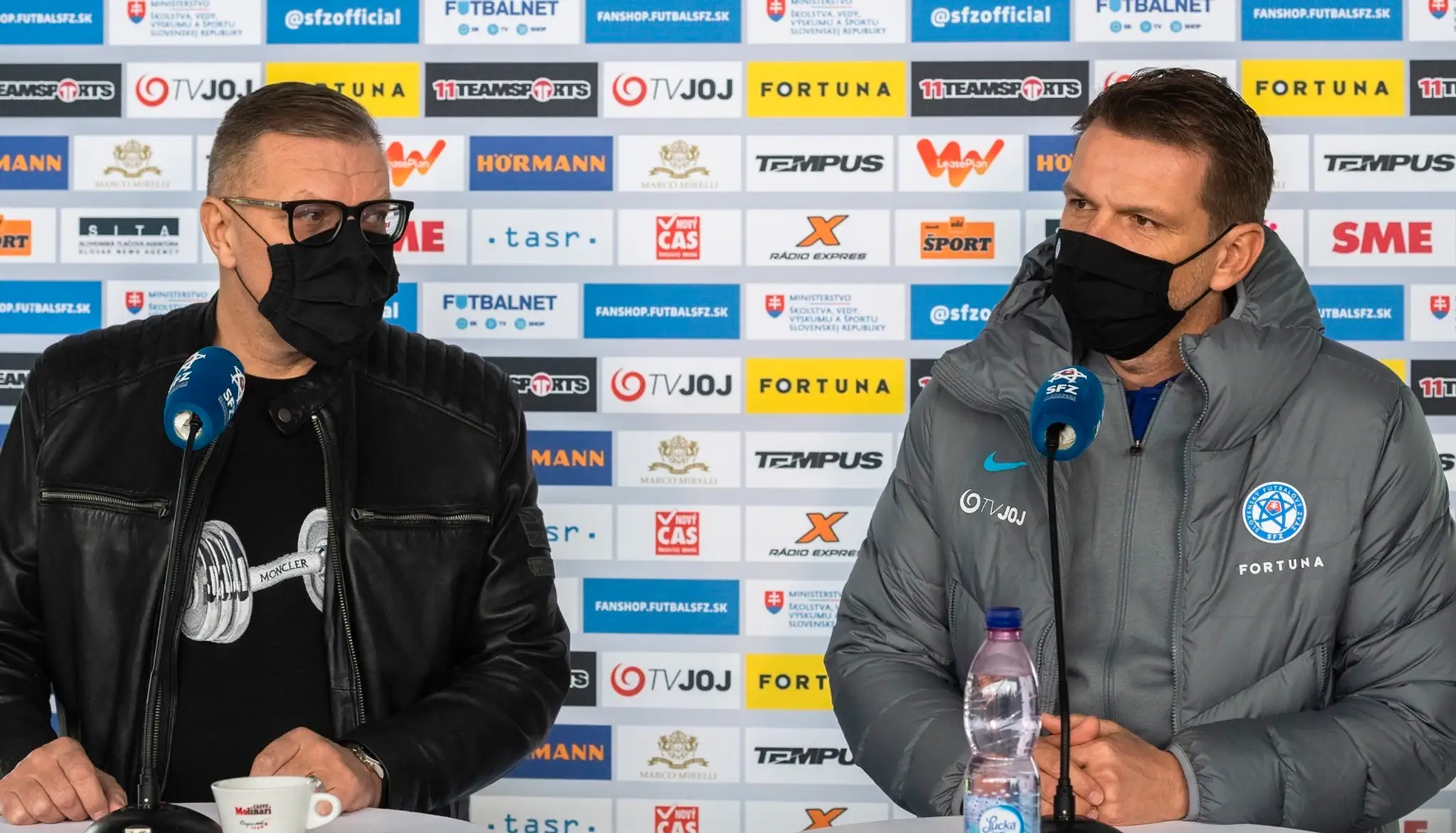 Na snímke zľava prezident Slovenského futbalového zväzu Ján Kováčik a trenér slovenskej futbalovej reprezentácie Štefan Tarkovič