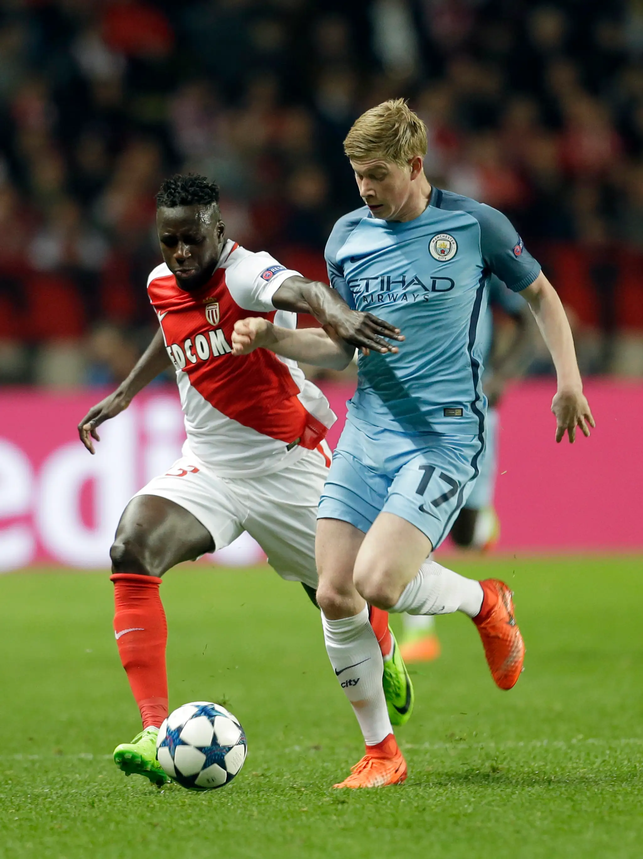 Kevin De Bruyne (vpravo) z ManCity sa snaží odstaviť od lopty Benjamina Mendyho z Monaca v odvete osemfinále LM.