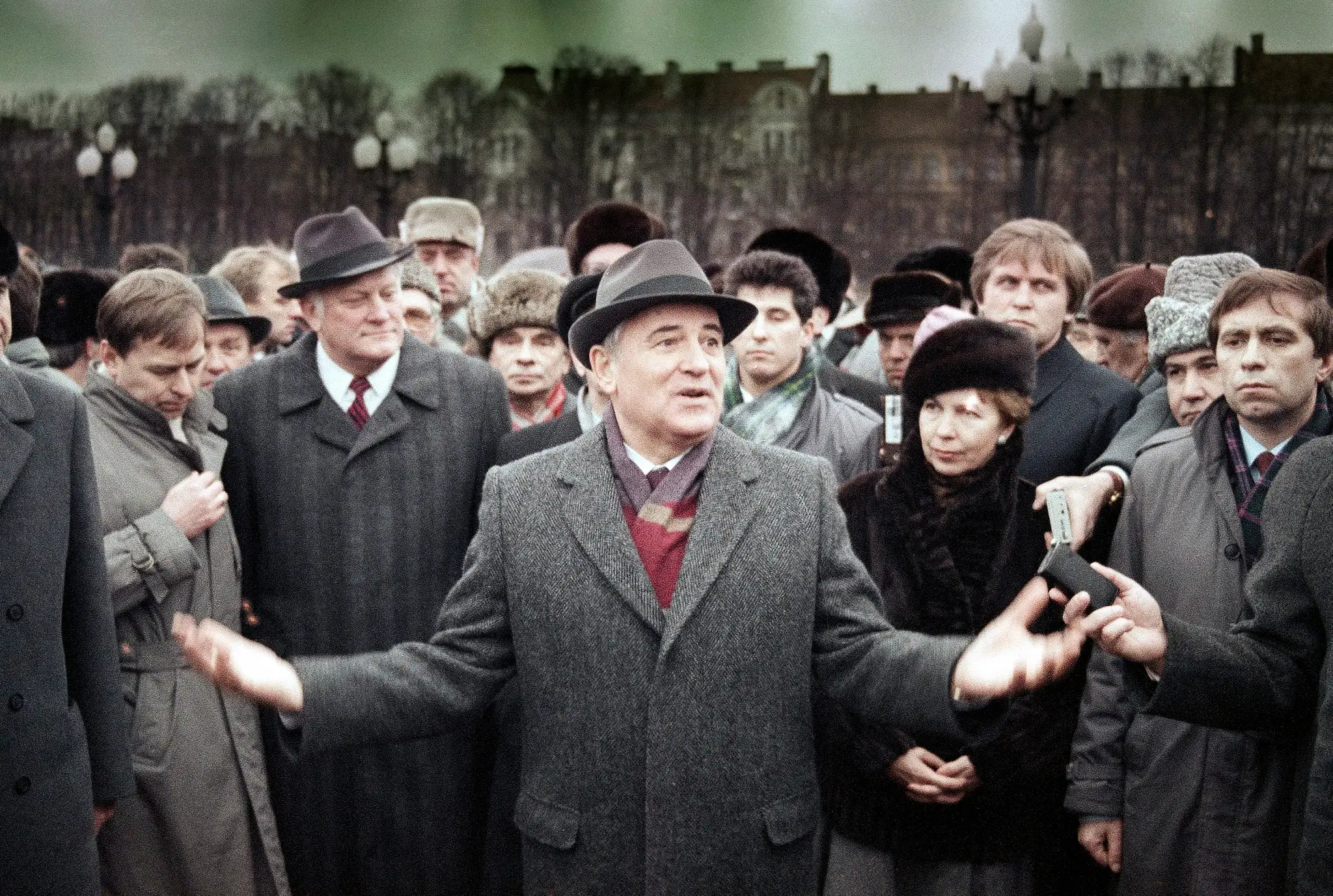 Michail Gorbačov sa prihovára Litovčanom na fotke z roku 1990.