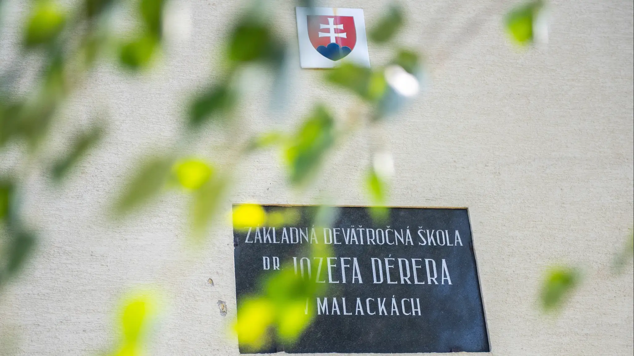 Tabuľa na Základnej škole Dr. Jozefa Dérera v Malackách.