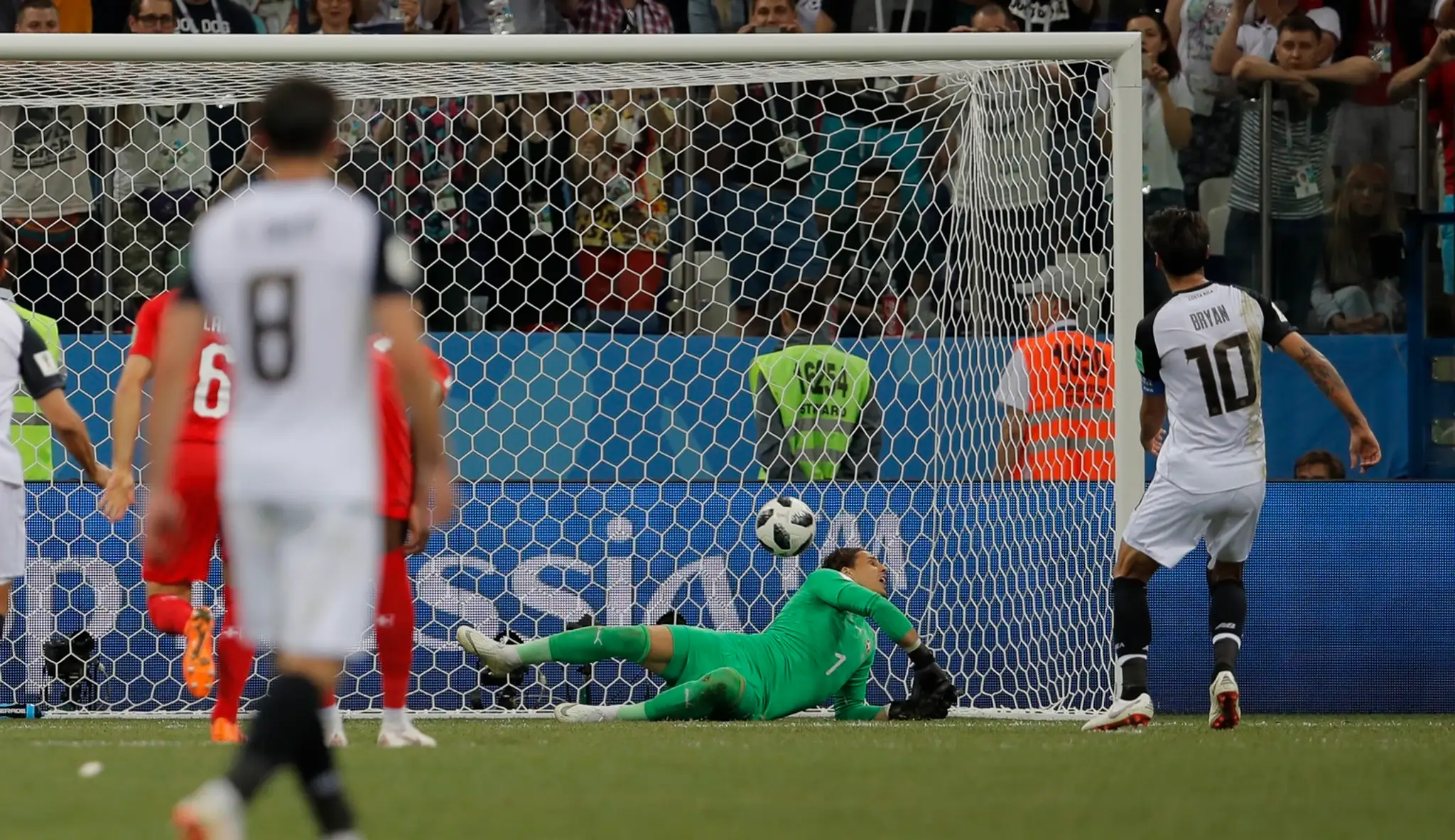 Švajčiarsky brankár Yann Sommer si dal vlastný gól.