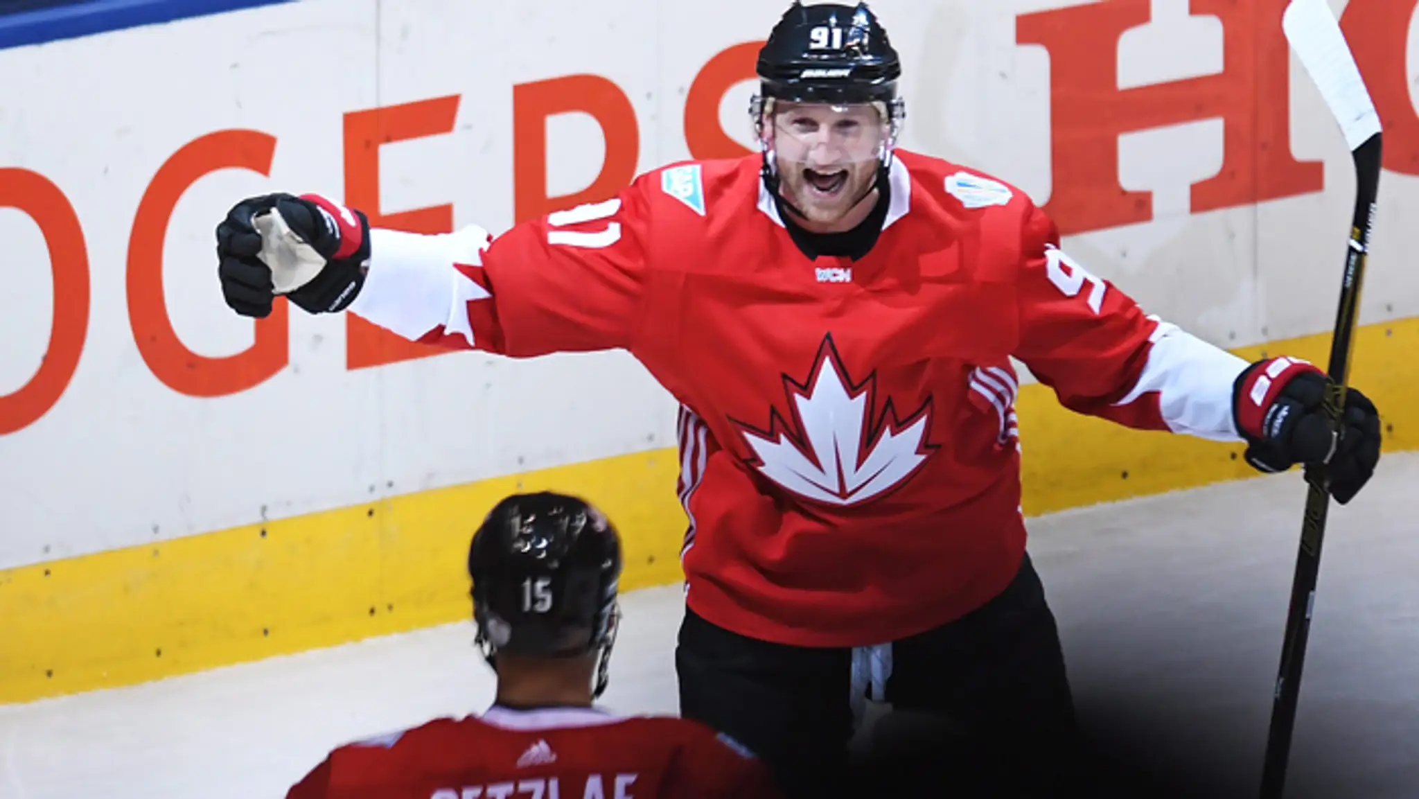 Steven Stamkos sa raduje z gólu Kanady v prvom finálovom zápase proti Tímu Európy.