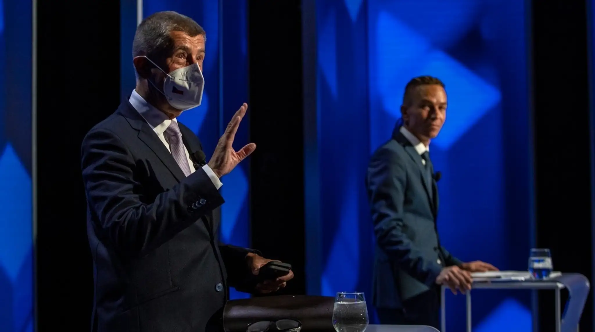 Andrej Babiš (ANO) a Ivan Bartoš (Piráti a Starostové) počas televíznej debaty.