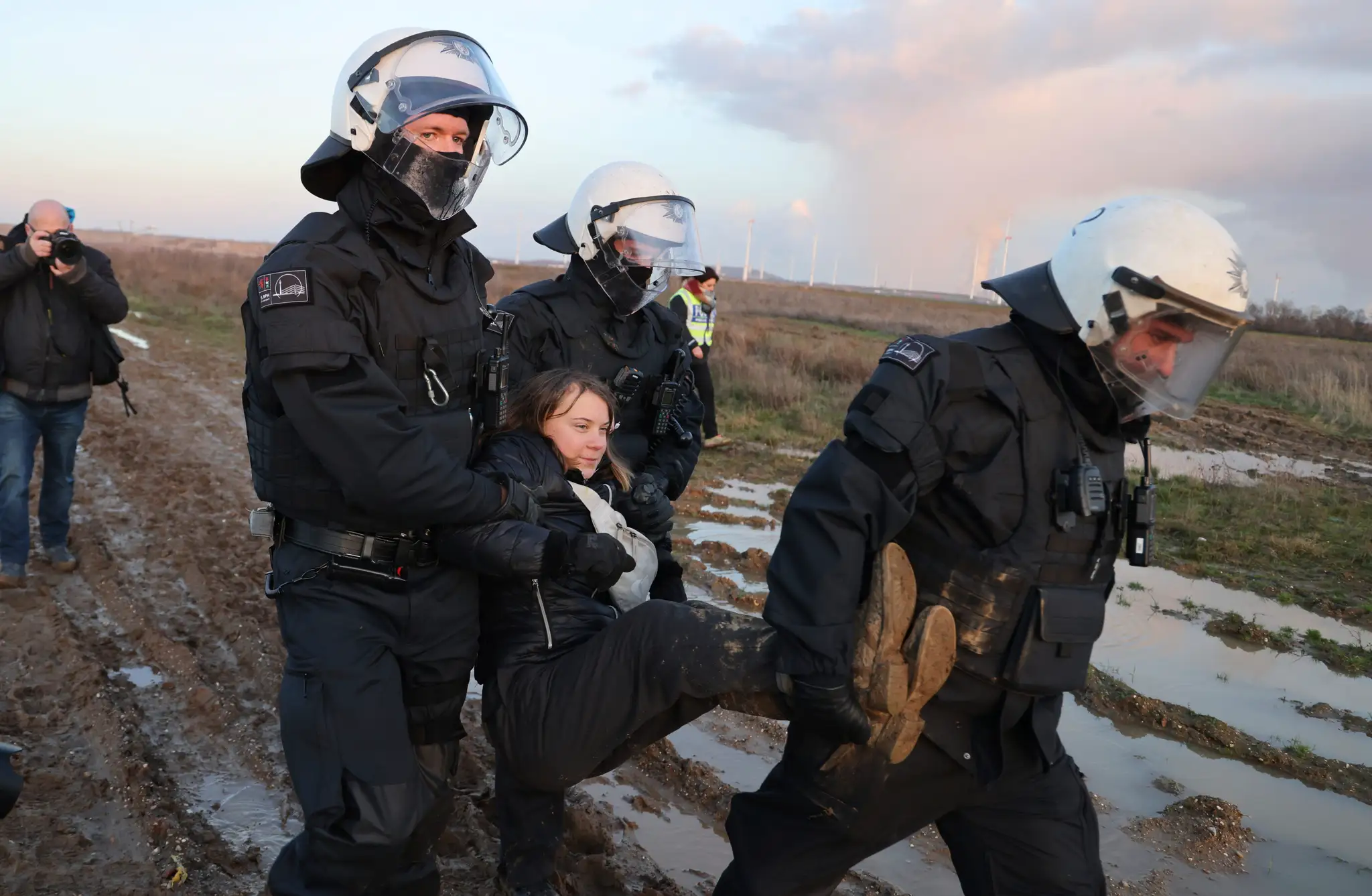 Policajti vyniesli z obce Lützerath klimatickú aktivistku Gretu Thunbergovú počas protestu proti rozšíreniu bane.