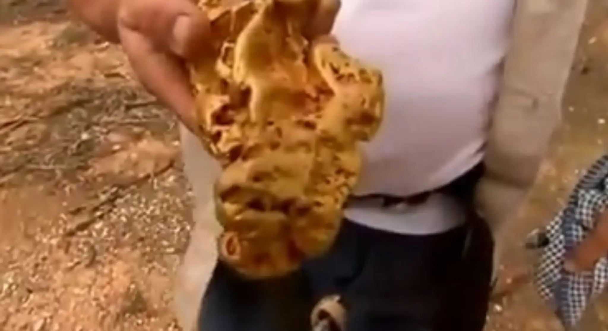 Austrálčan našiel takmer trojkilový zlatý nugget.jpg
