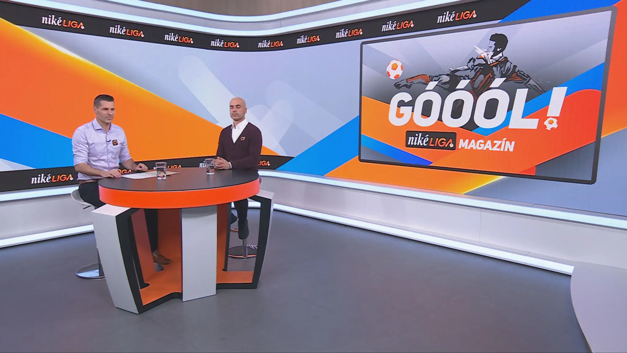 Moderátor Marián Tomčák a futbalový expert Juraj Piroska.