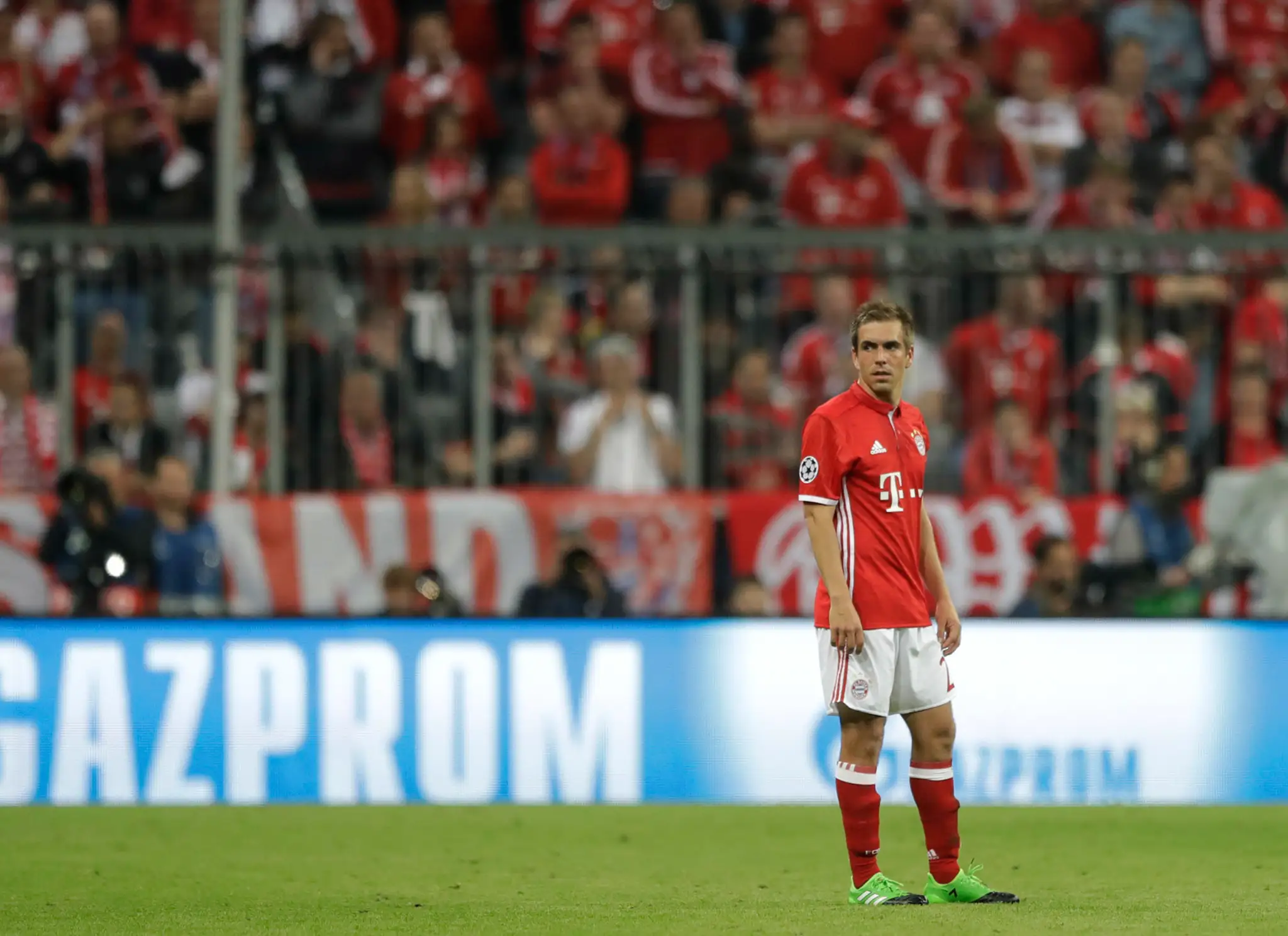 Smutný obranca Bayernu Philipp Lahm po inkasovanom góle vo štvrťfinále LM proti Realu Madrid.