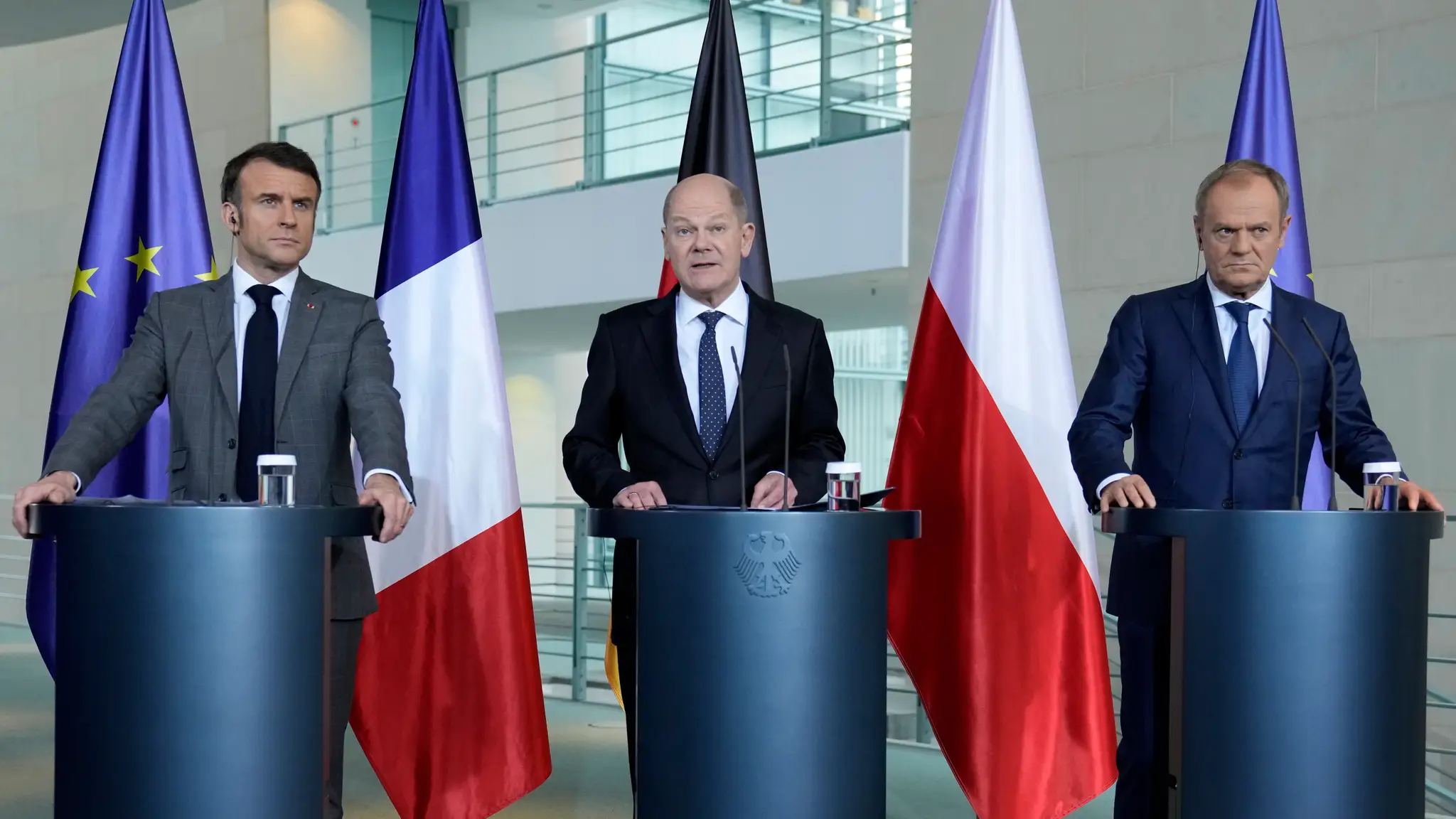 Emmanuel Macron (vľavo), nemecký kancelár Olaf Scholz a poľský premiér Donald Tusk. Lídri tzv. Weimarského trojuholníka.
