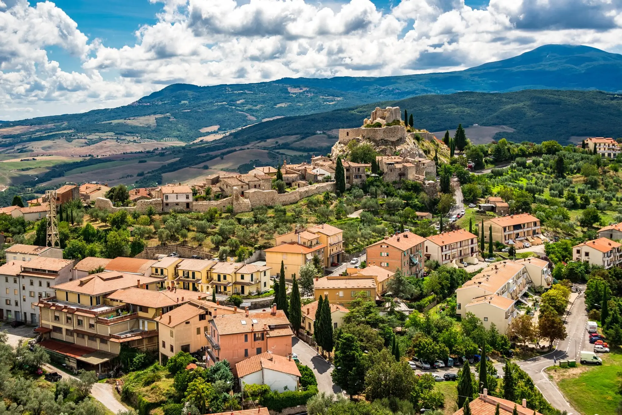 Toskánska obec Rocca d'Orcia na úpätí hory Monte Amiata.