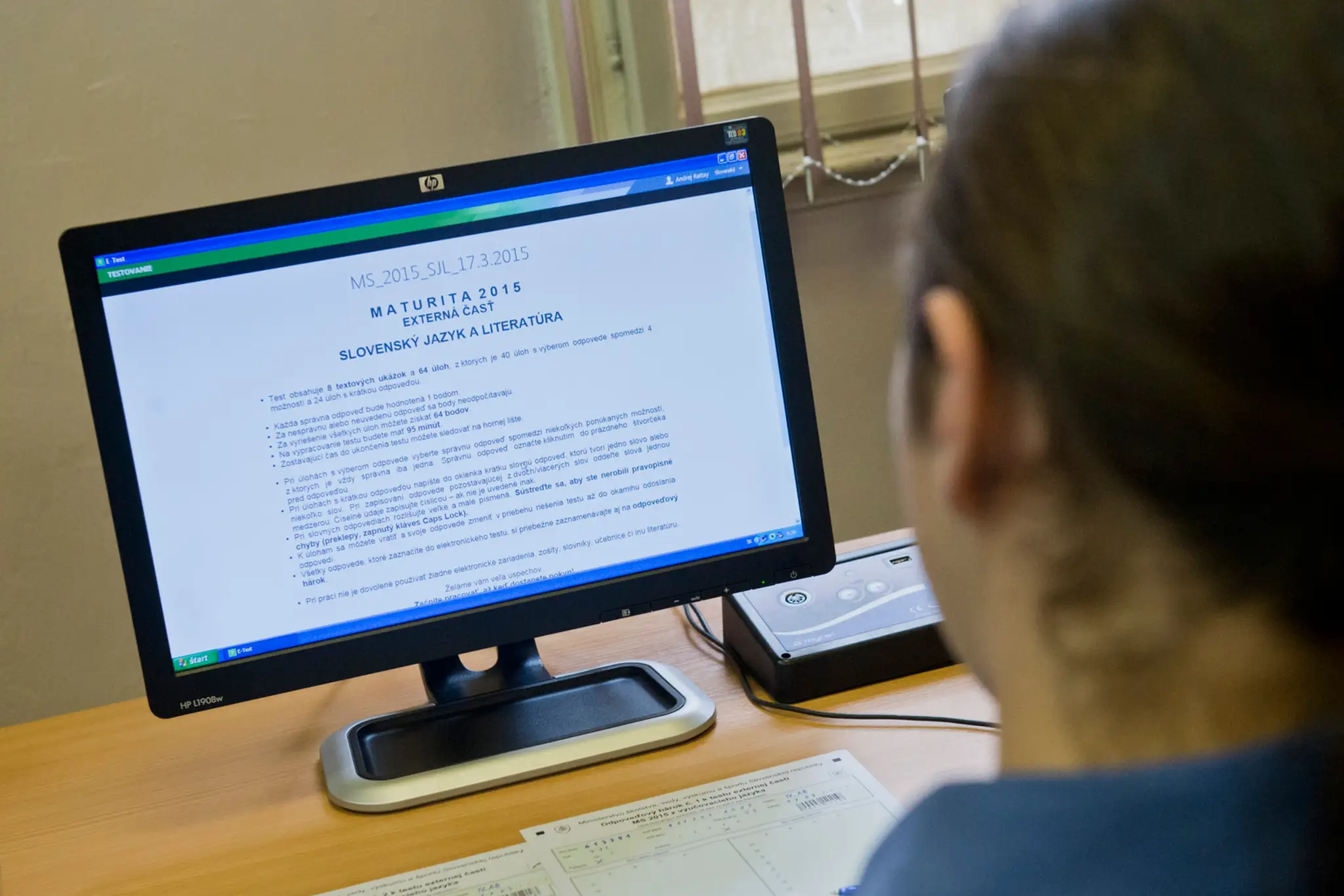 Žiači na Strednej priemyselnej škole na Fajnorovom nábreží absolvovali písomnú maturitu zo slovenčiny na počítačoch.