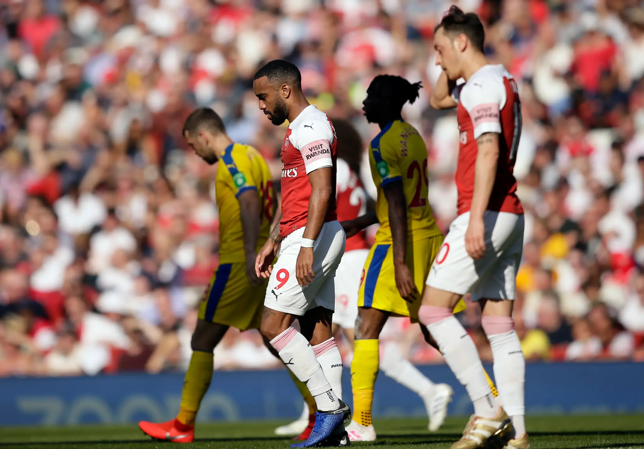 Alexandre Lacazette z Arsenalu reaguje v dueli na pôde Crystal Palace.