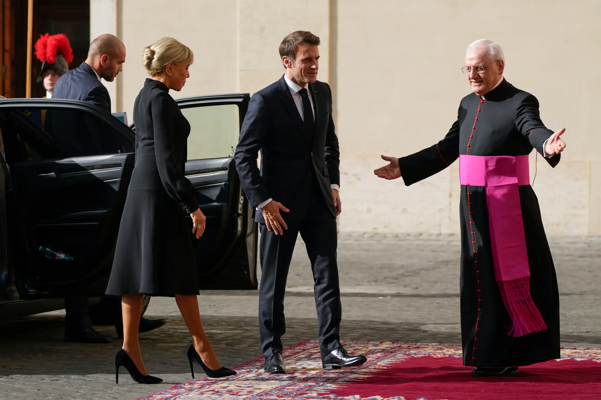 Sprava vedúci vatikánskeho protokolu monsignor Leonardo Sapienza, francúzsky prezident Emmanuel Macron a jeho manželka Brigitte.