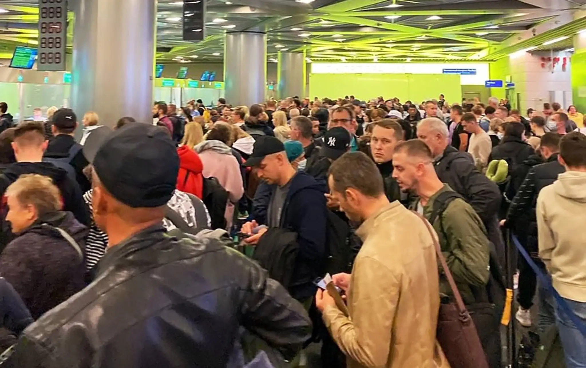 Rusi čakajú v radách na svoje lety na moskovskom letisku Vnukovo.