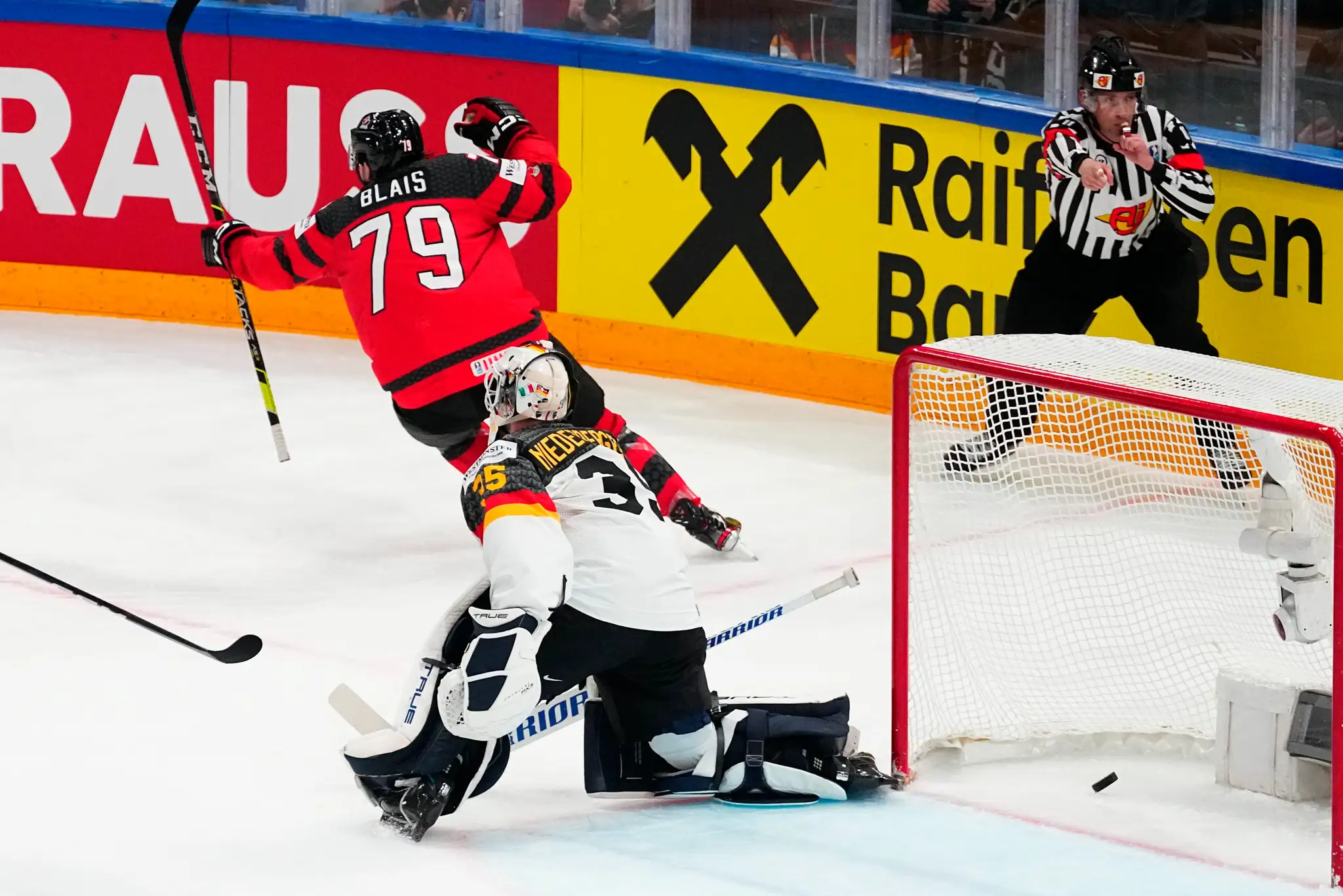 Kanaďan Samuel Blais prekonáva nemeckého gólmana Mathiasa Niederbergera vo finále MS 2023.