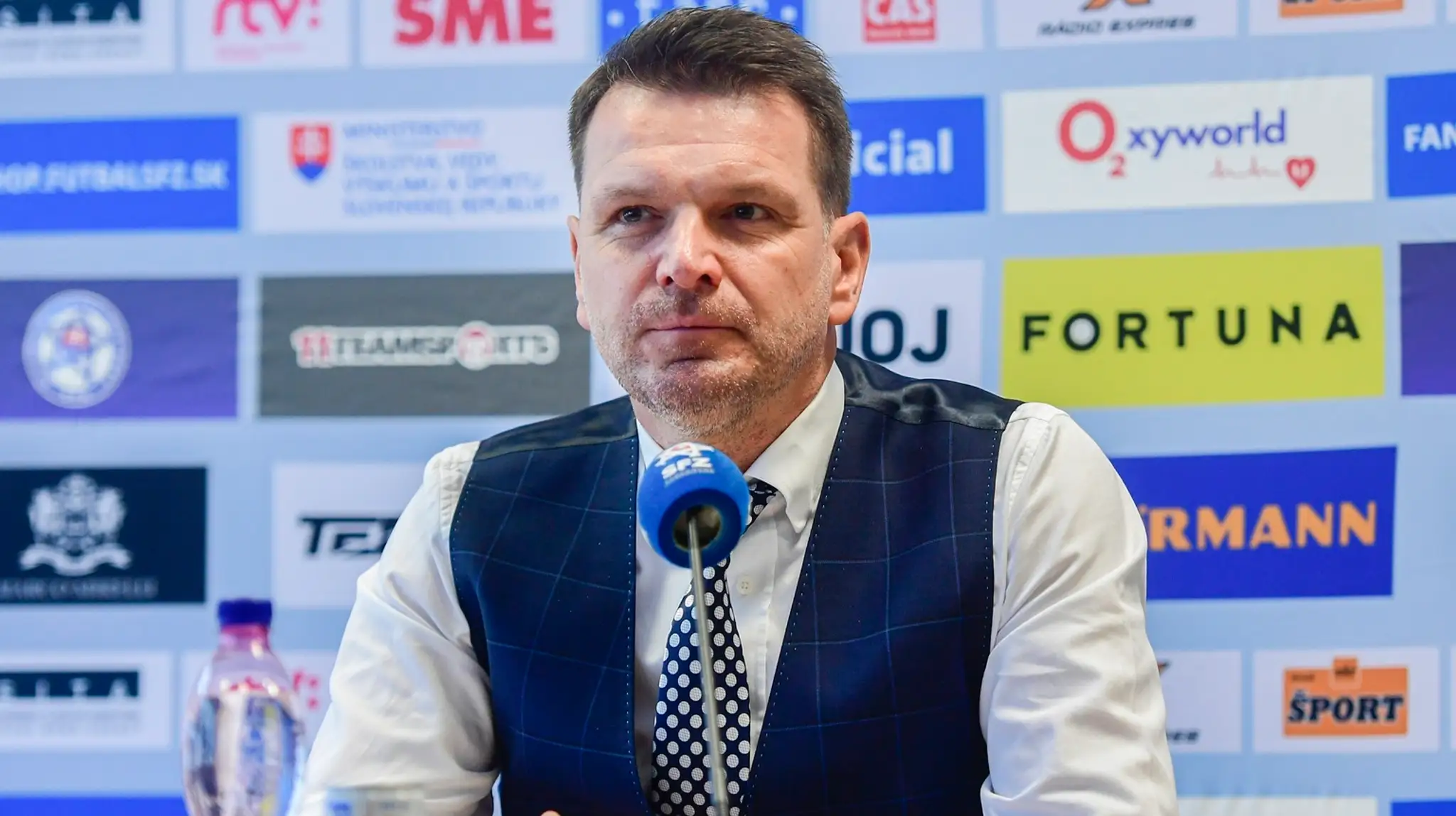 Na snímke staronový tréner slovenskej futbalovej reprezentácie Štefan Tarkovič počas tlačovej konferencie.