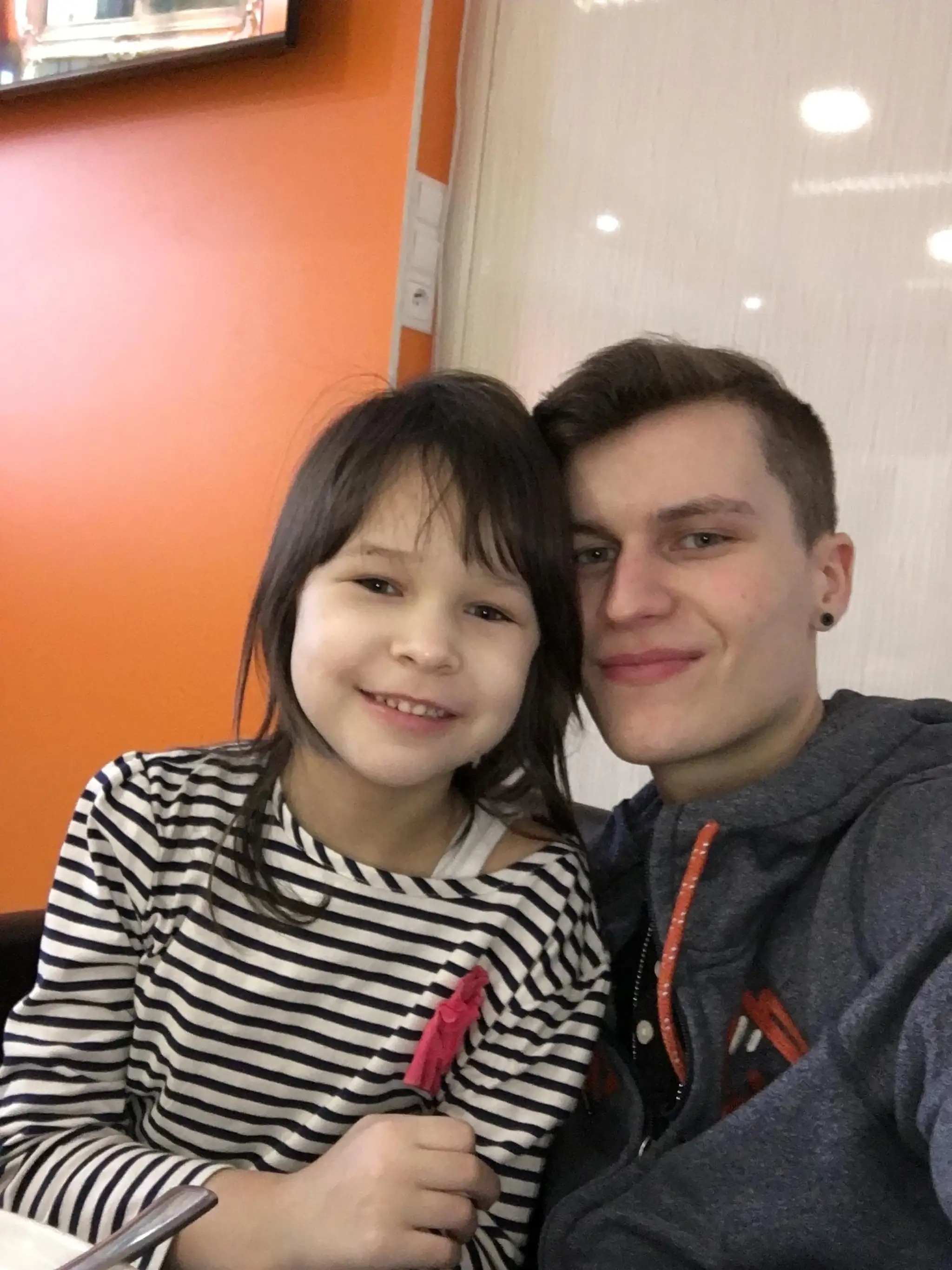 Tomáš so sestričkou Kristínkou.