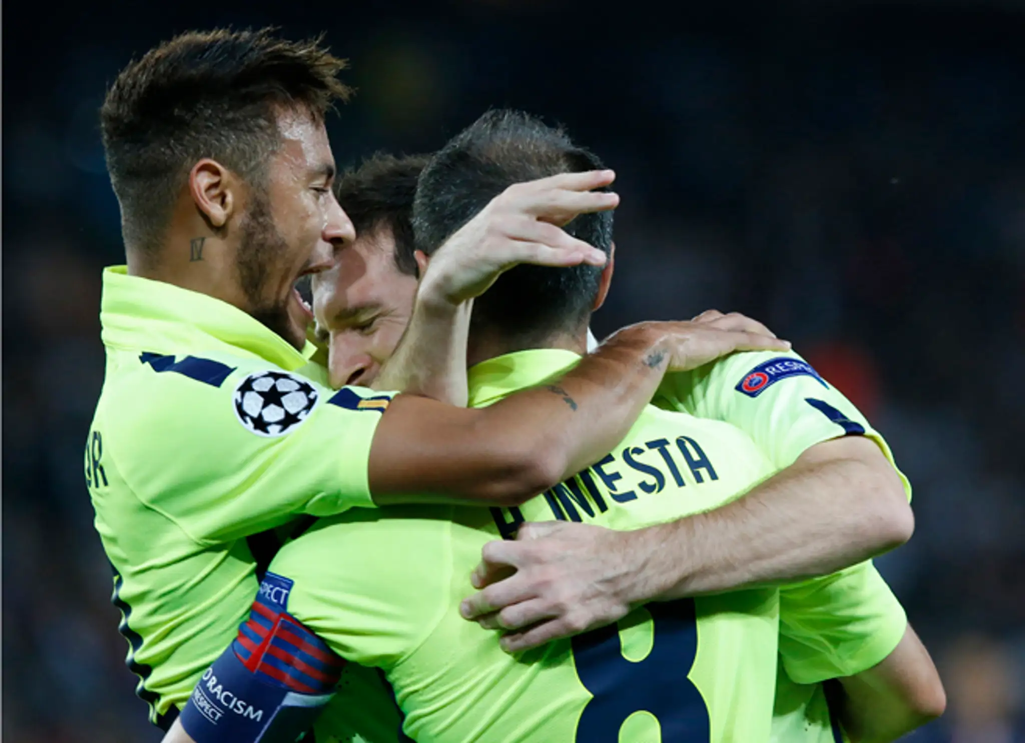 Hráč FC Barcelona - Lionel Messi sa teší z gólu so spoluhráčmi Neymarom (vľavo) a Andresom Iniestom .