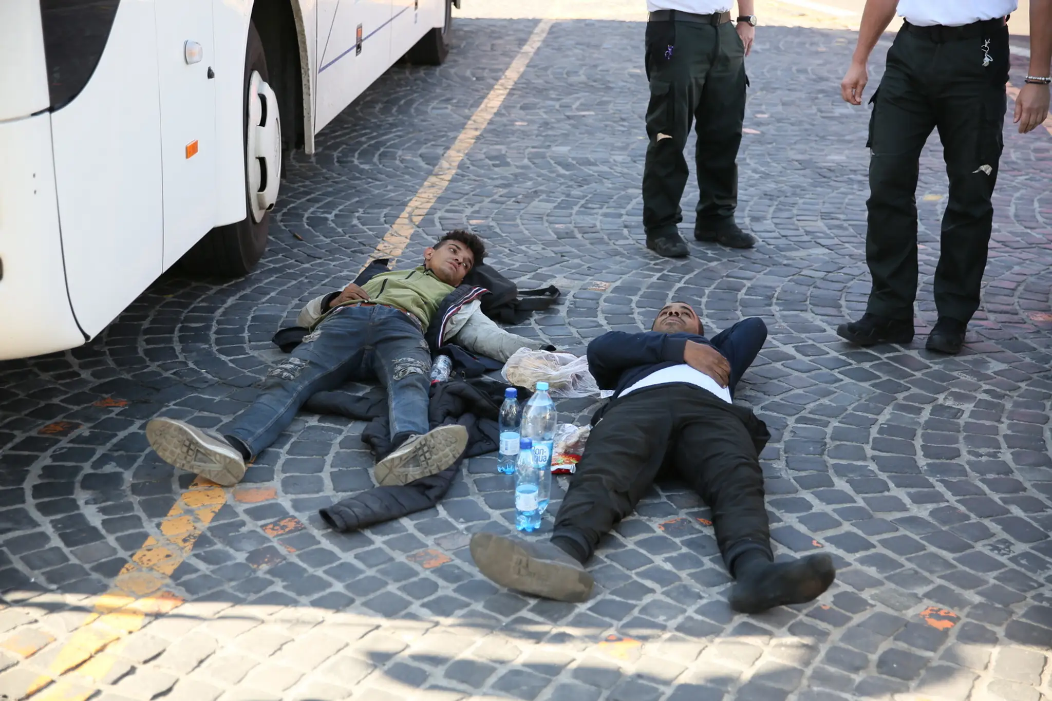 Migrant vylieza z podvozku.