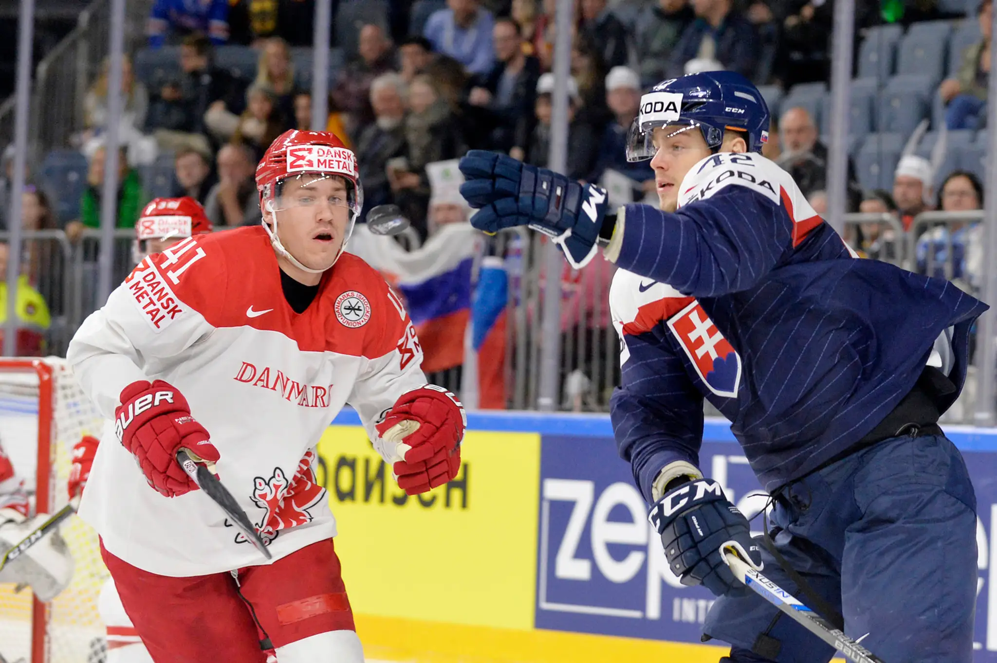 Dán Oliver Kristensen (vľavo) atakuje v zápase MS 2017 Libora Hudáčka.