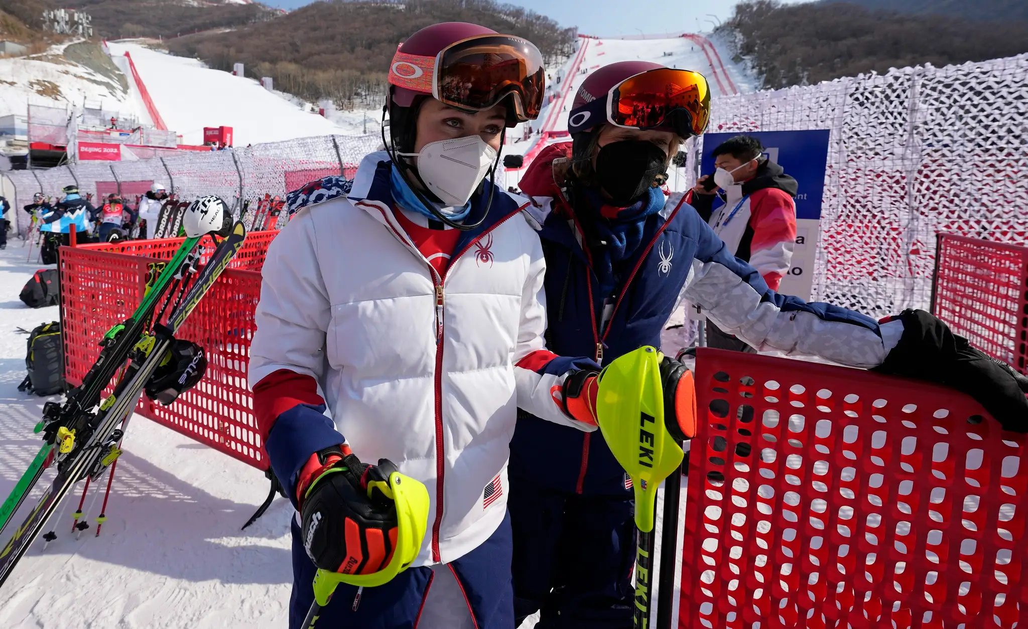 Mikaela Shiffrinová odchádza preč z cieľa po tom, ako vypadla v 1.kole slalomu žien v alpskom lyžovaní na ZOH 2022 v Pekingu.